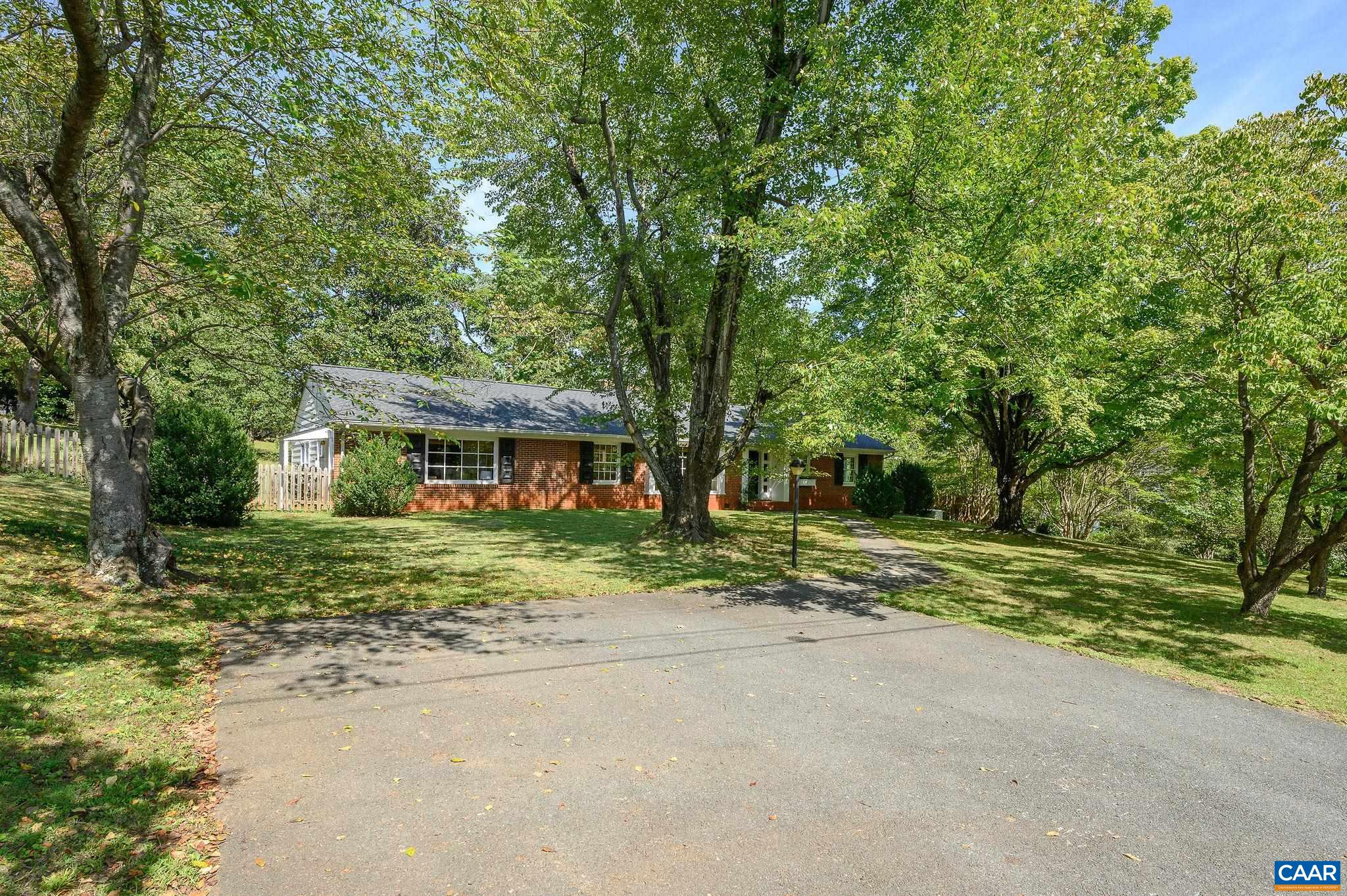 1701 KENWOOD LN