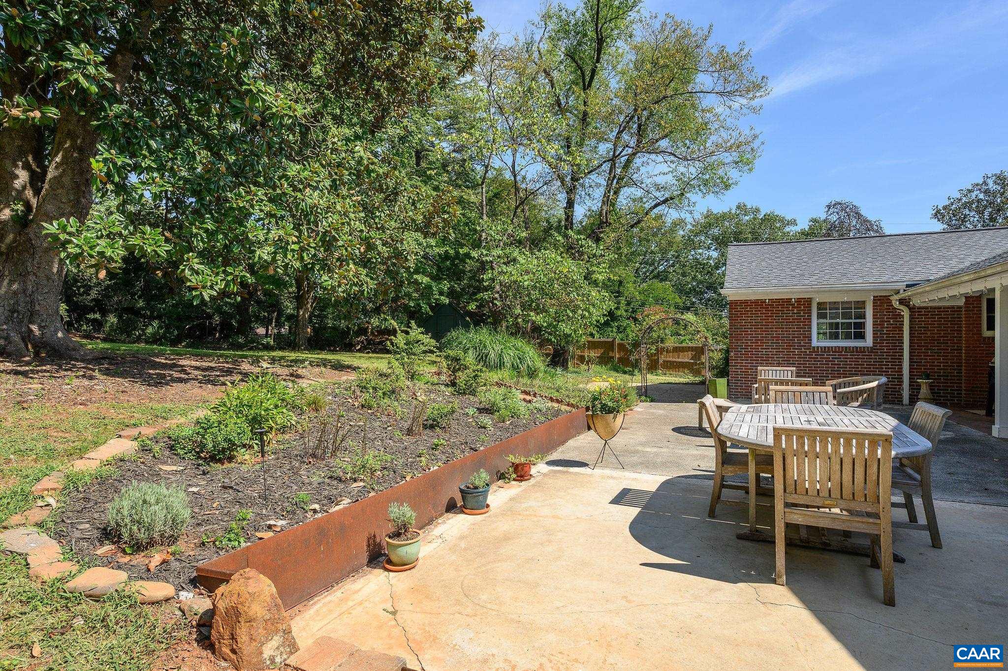 1701 KENWOOD LN