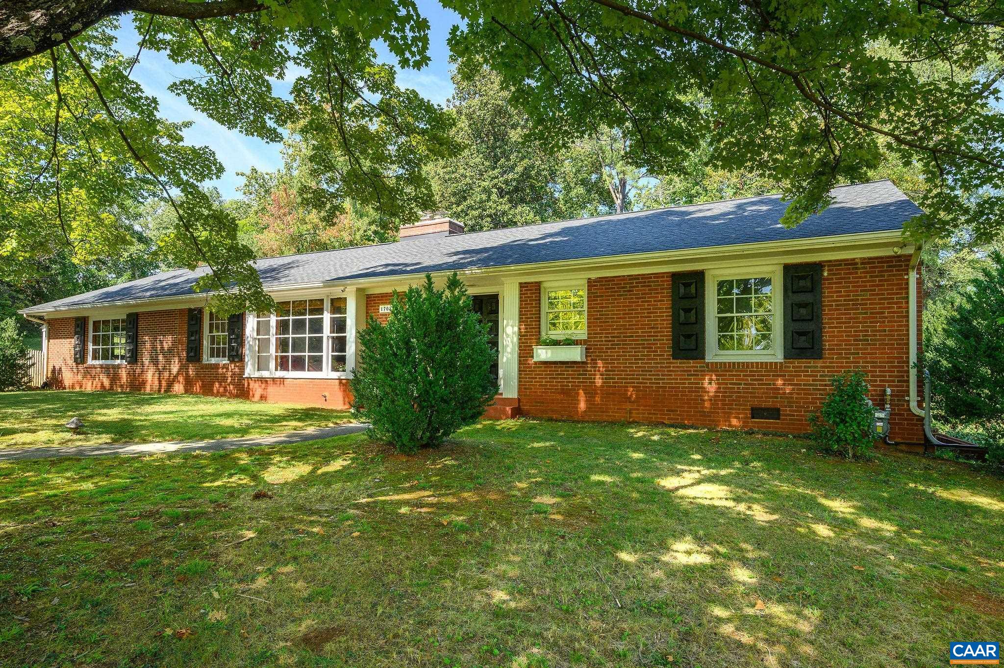 1701 KENWOOD LN