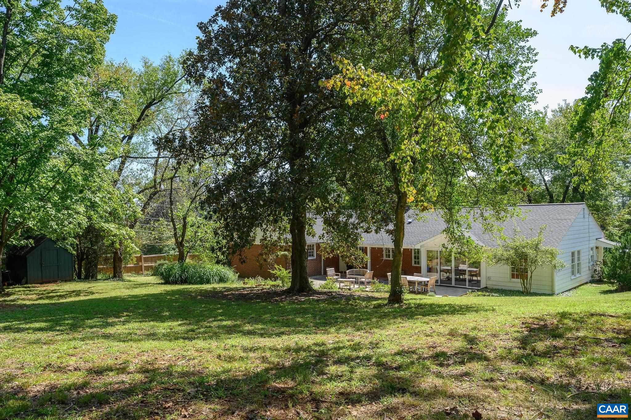 1701 KENWOOD LN