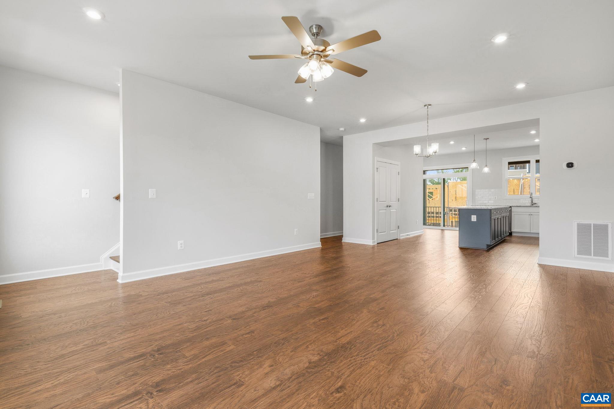 2035 LARKIN AVE