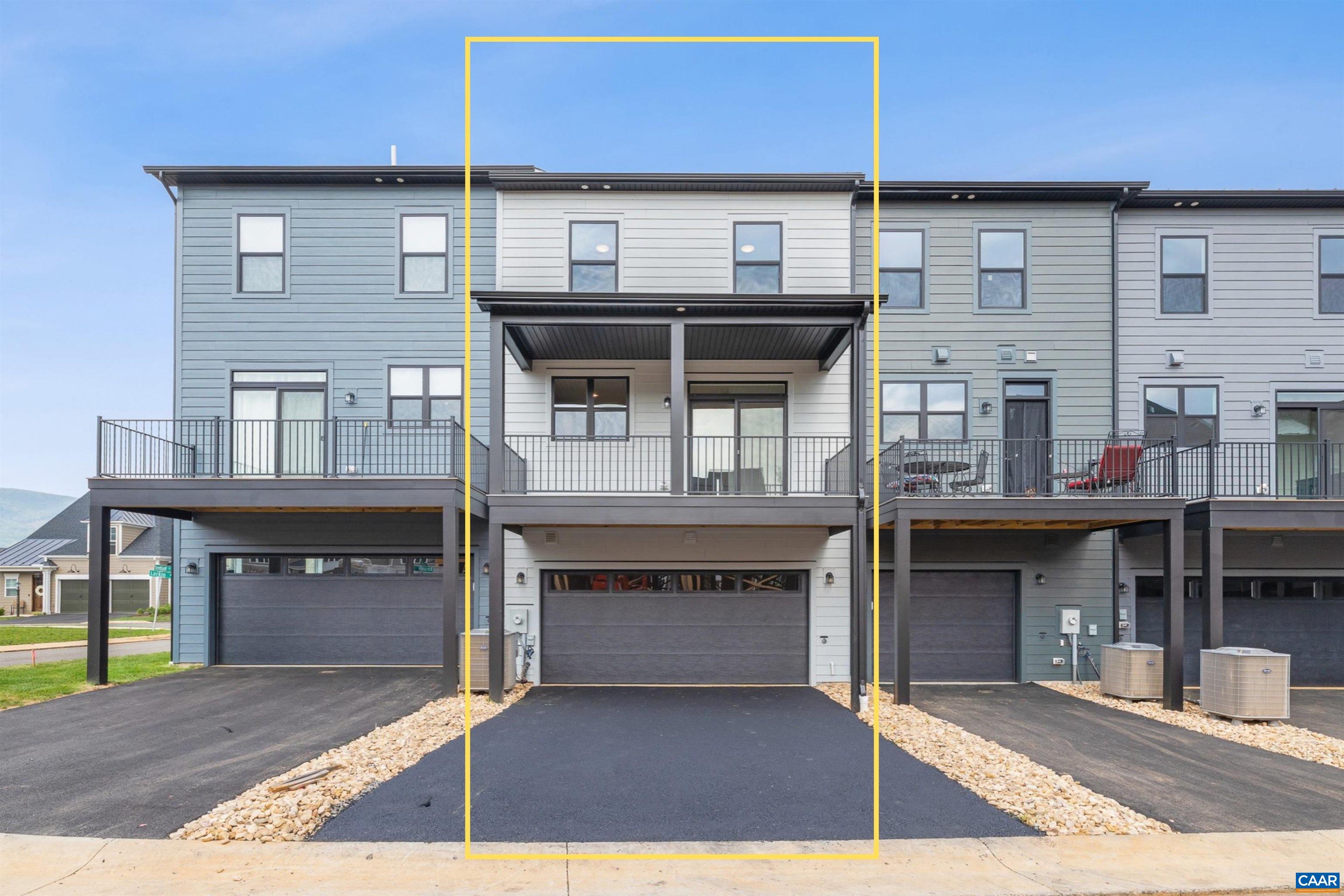 2035 LARKIN AVE