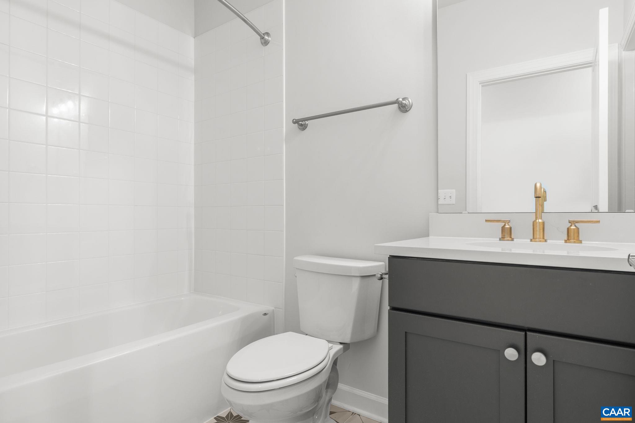 2035 LARKIN AVE