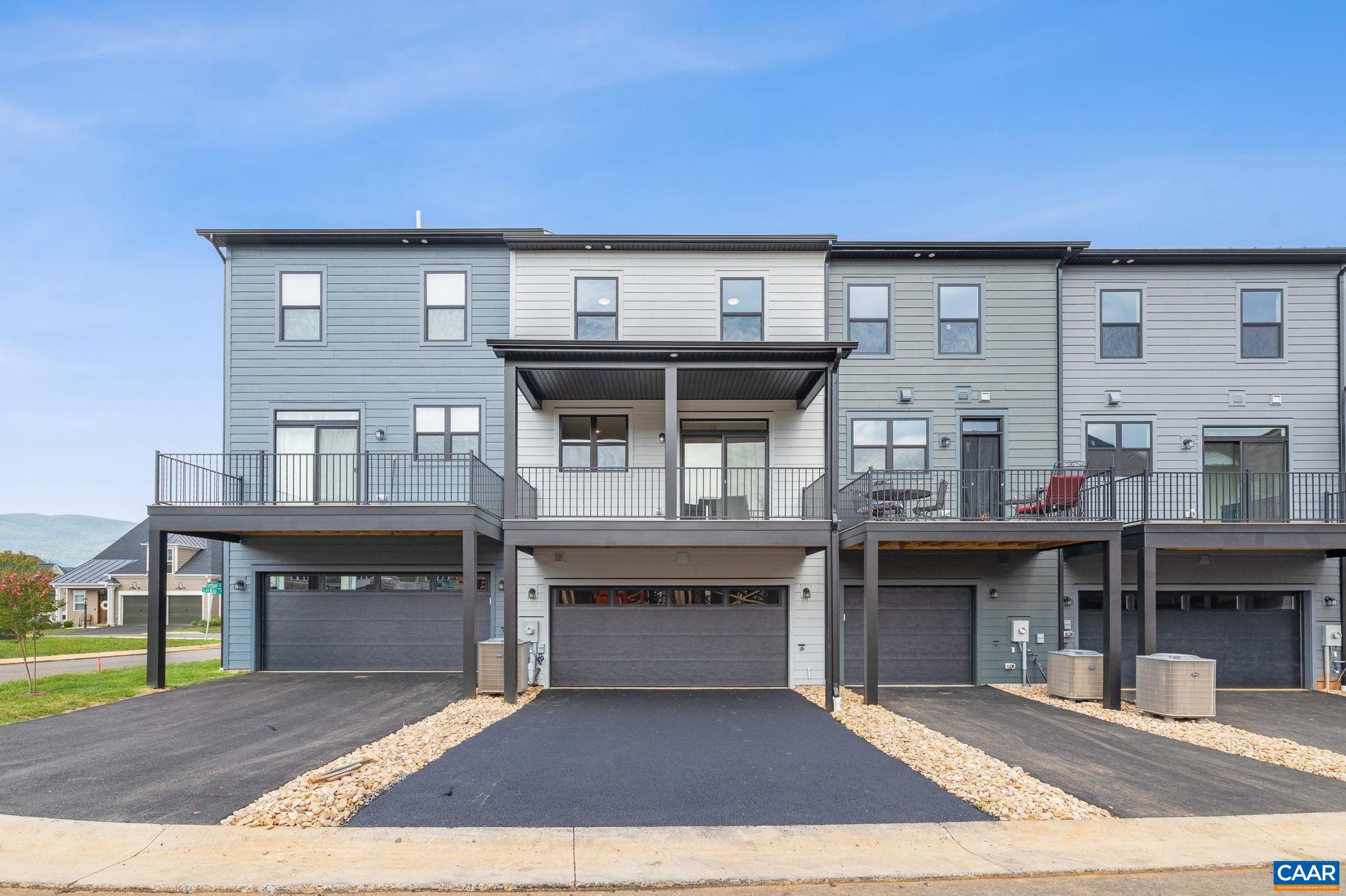 2035 LARKIN AVE