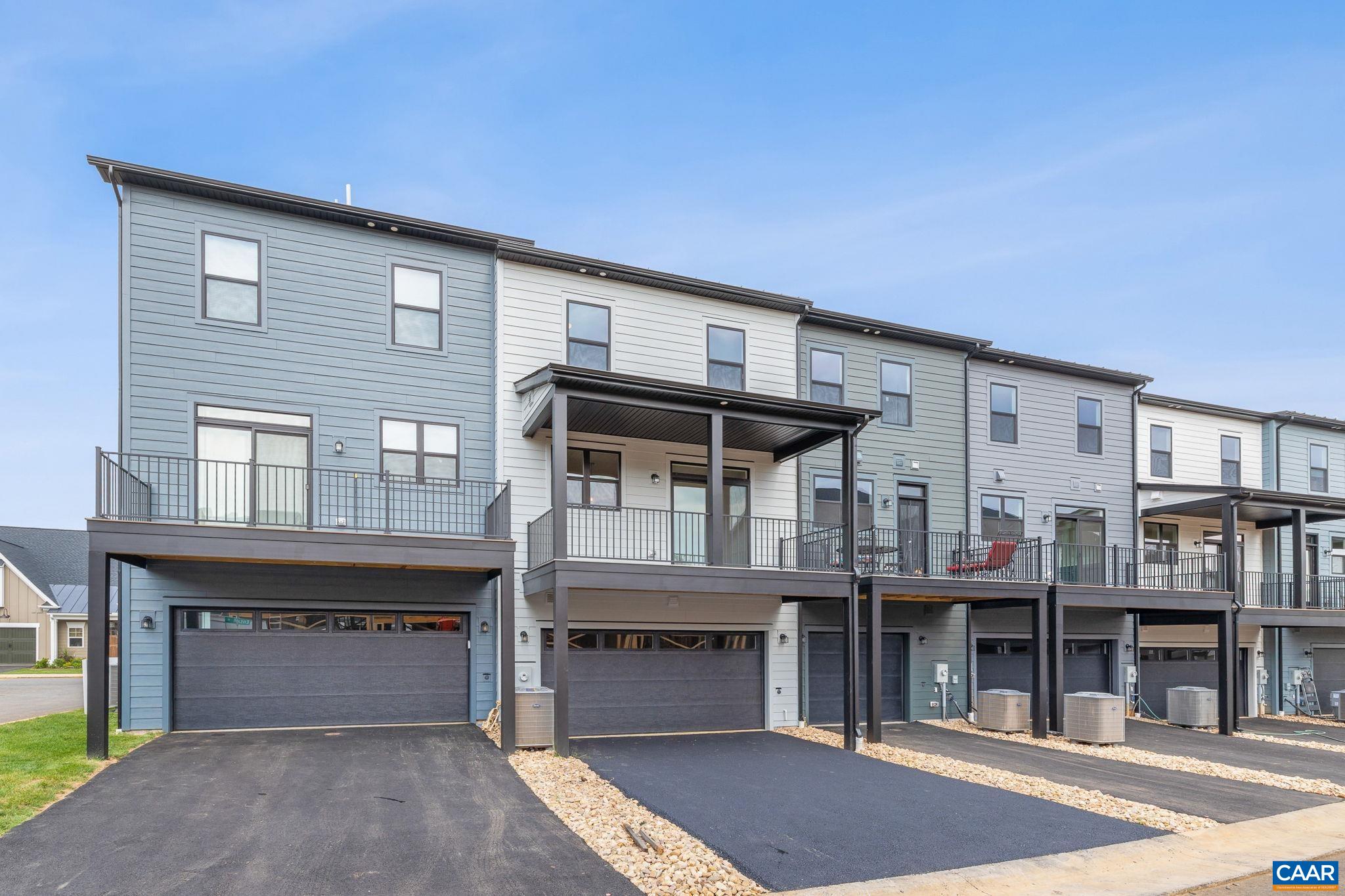 2035 LARKIN AVE
