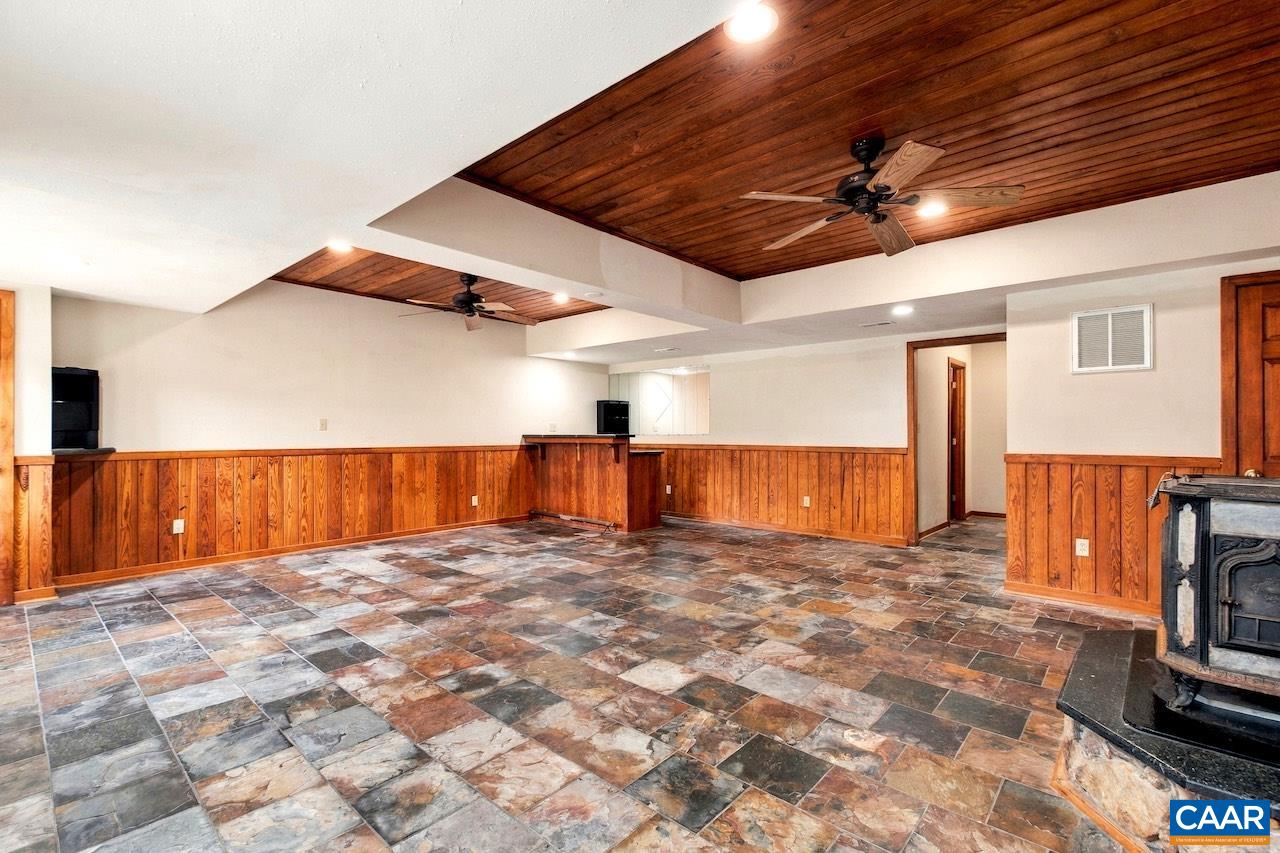 370 PINEY MOUNTAIN LN