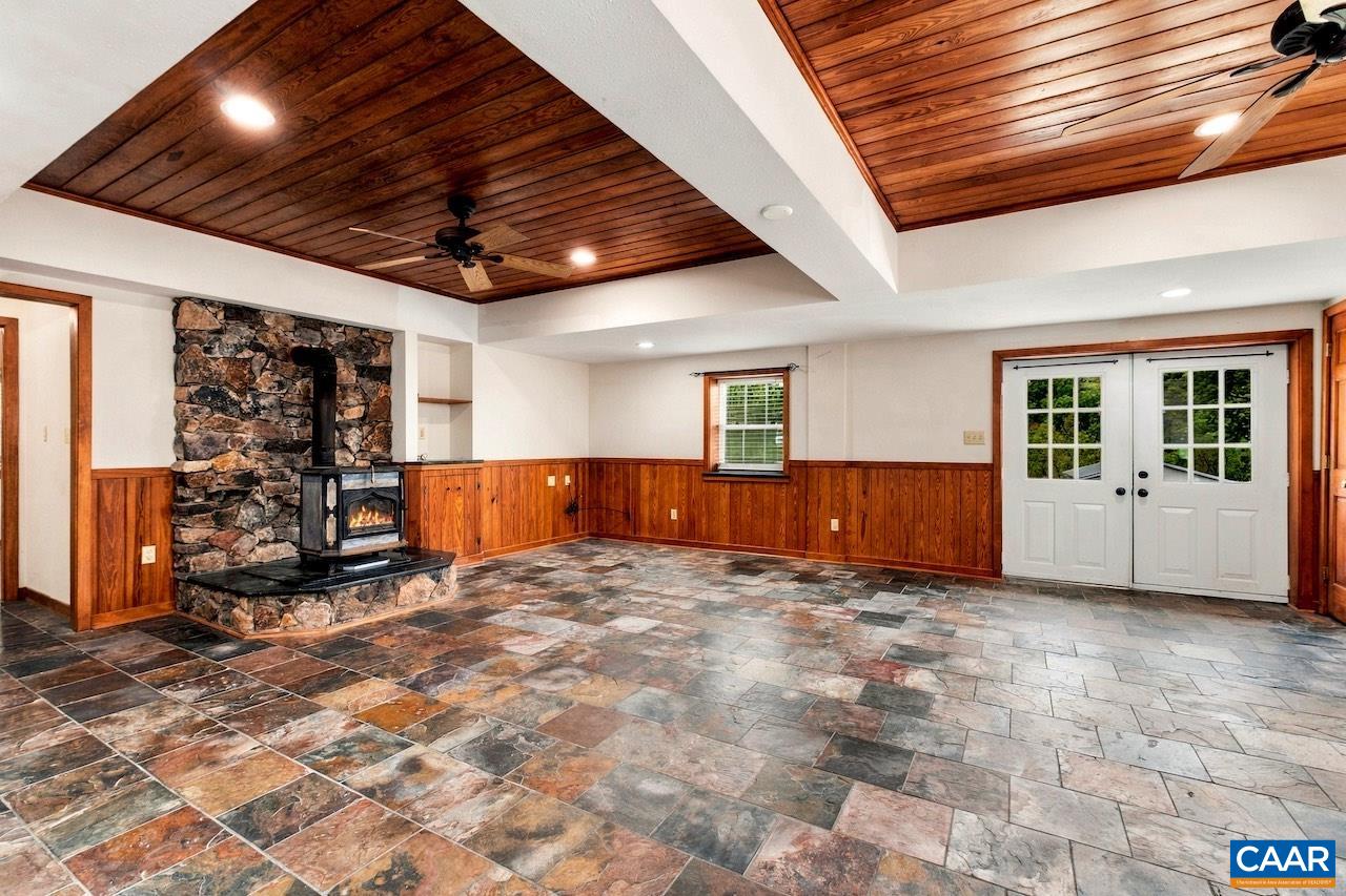 370 PINEY MOUNTAIN LN