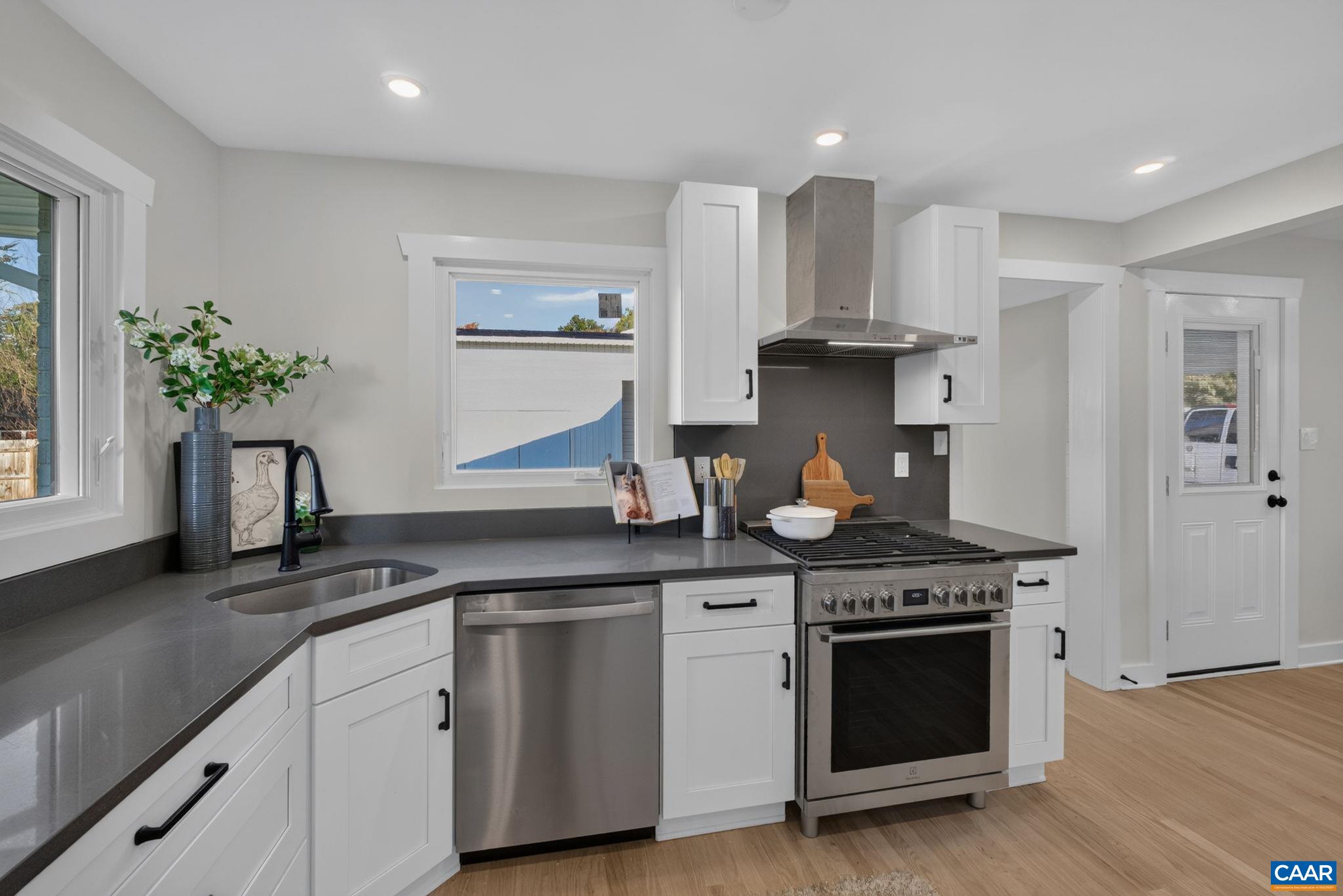 1304 LESTER DR