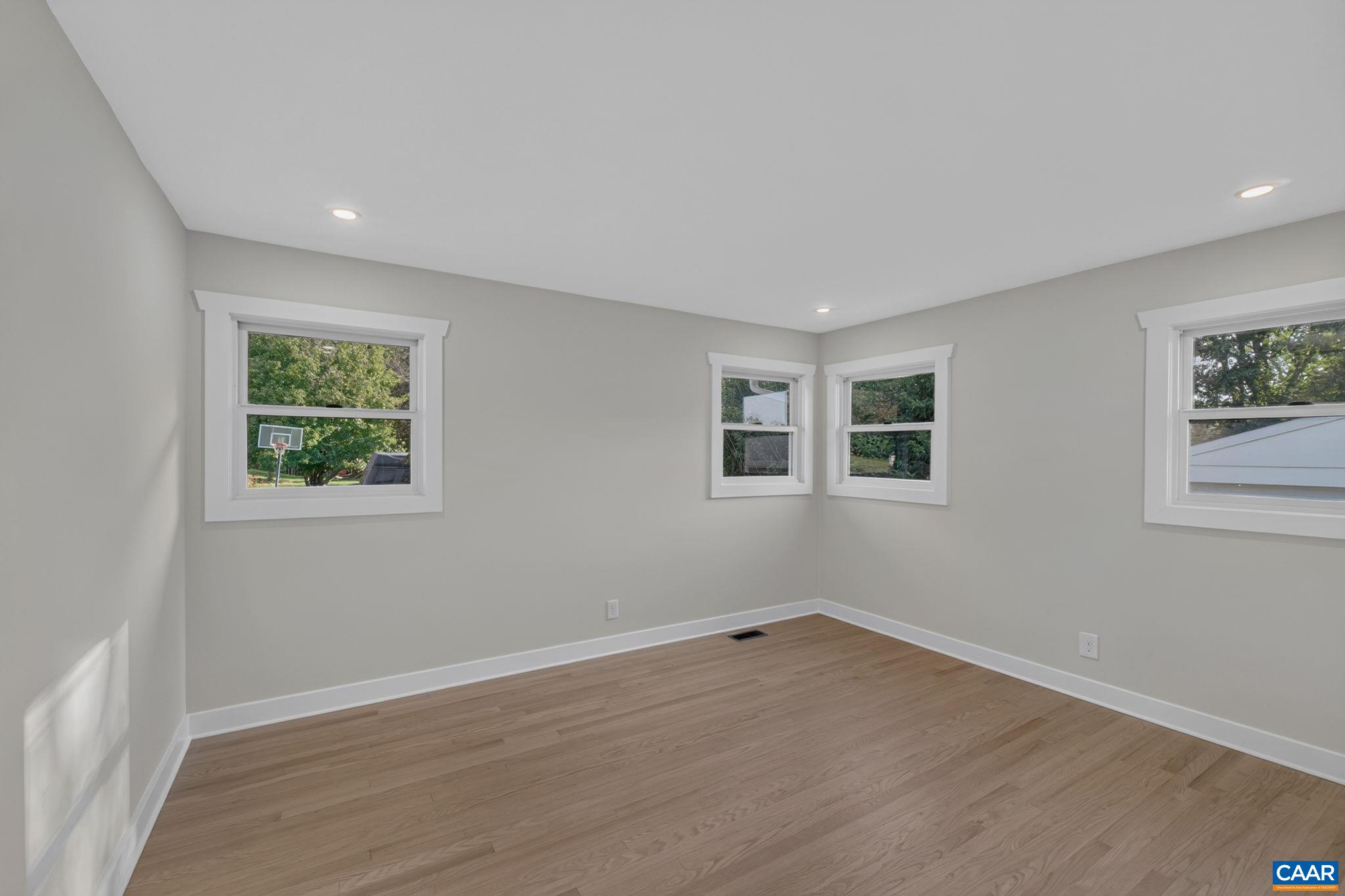 1304 LESTER DR