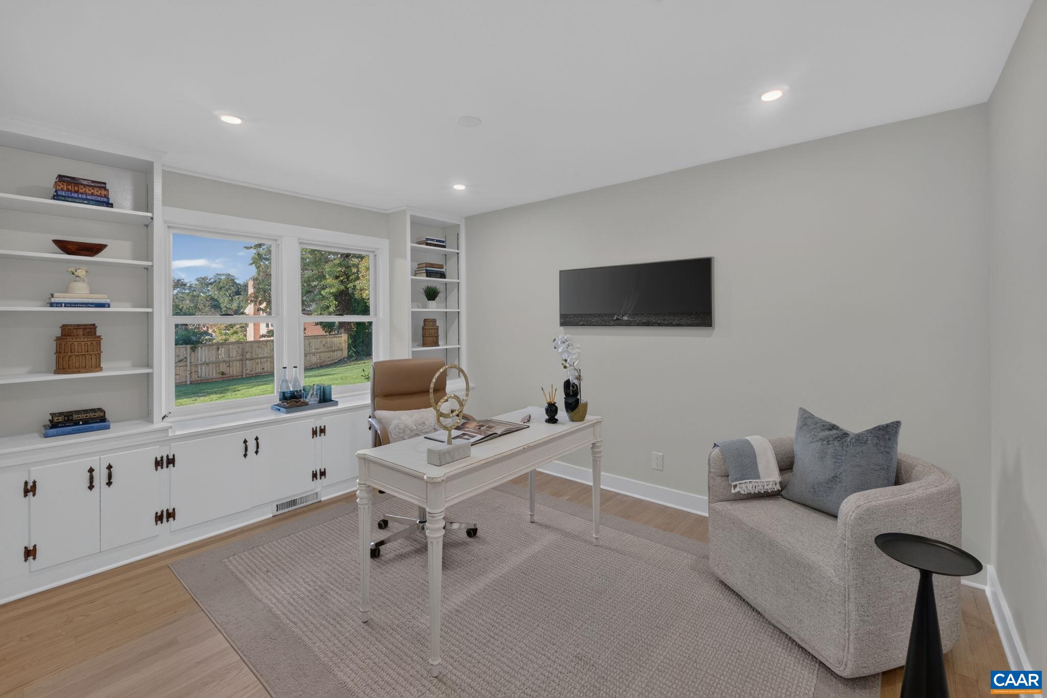 1304 LESTER DR