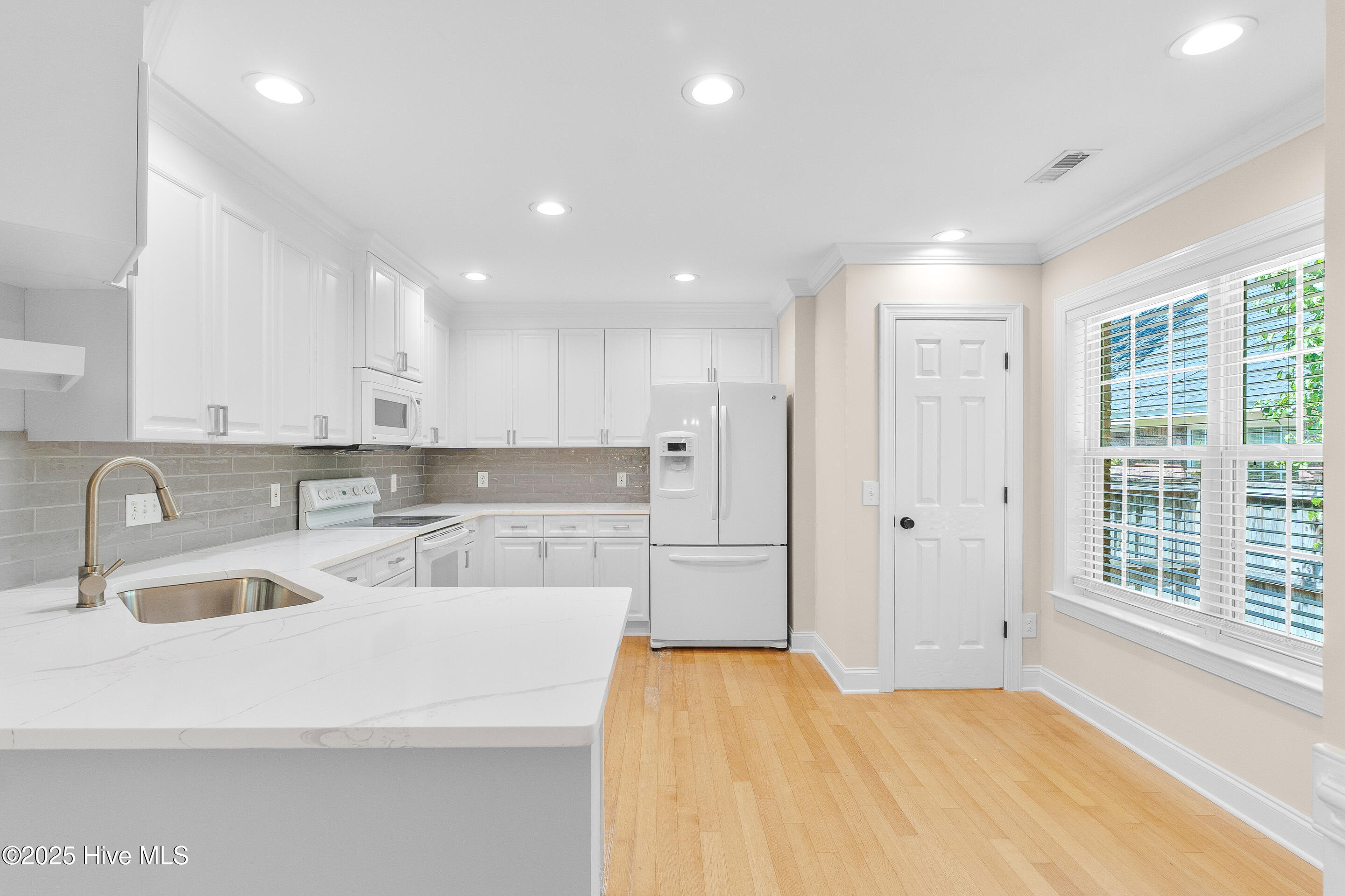 8200 Beddoes Drive