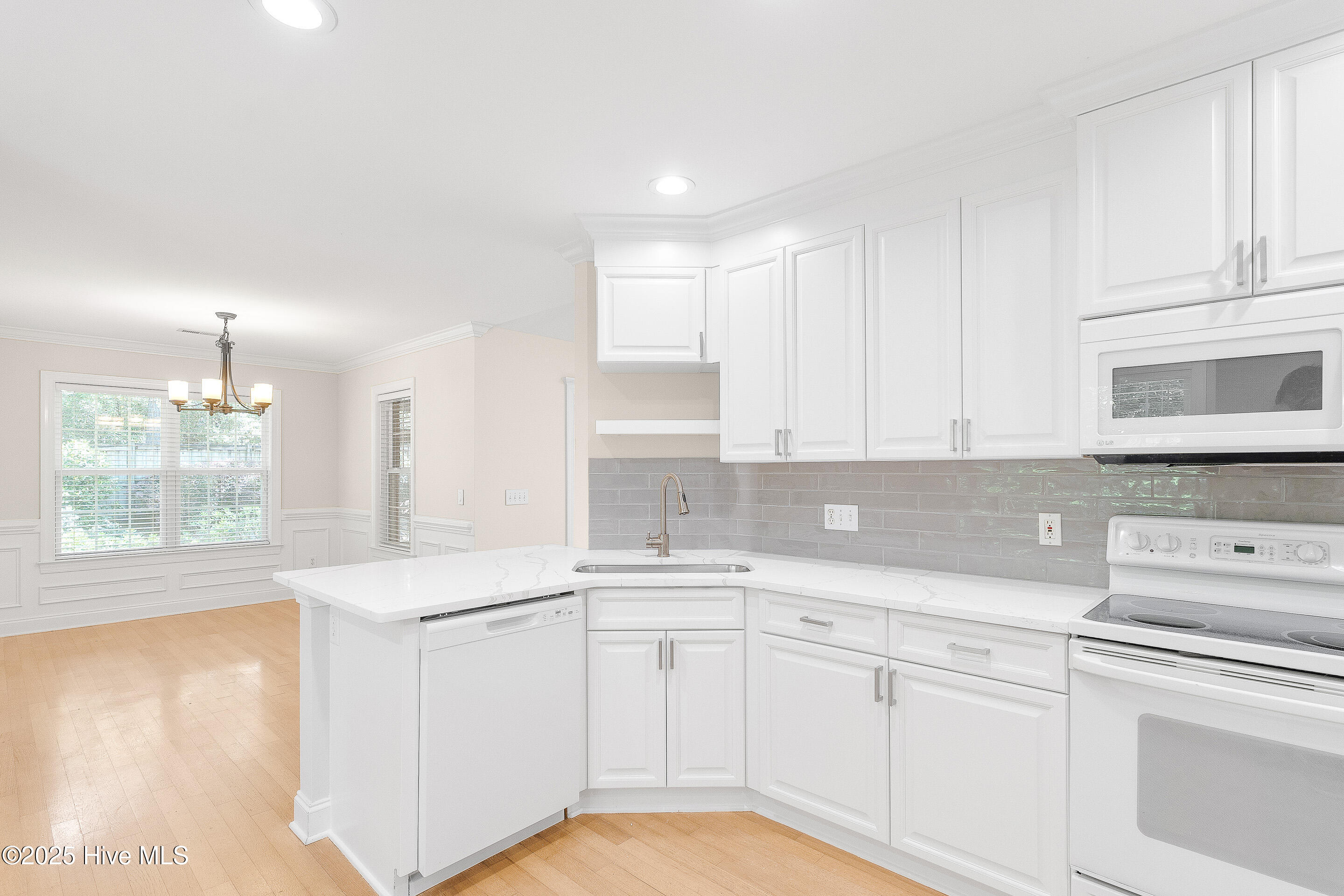 8200 Beddoes Drive