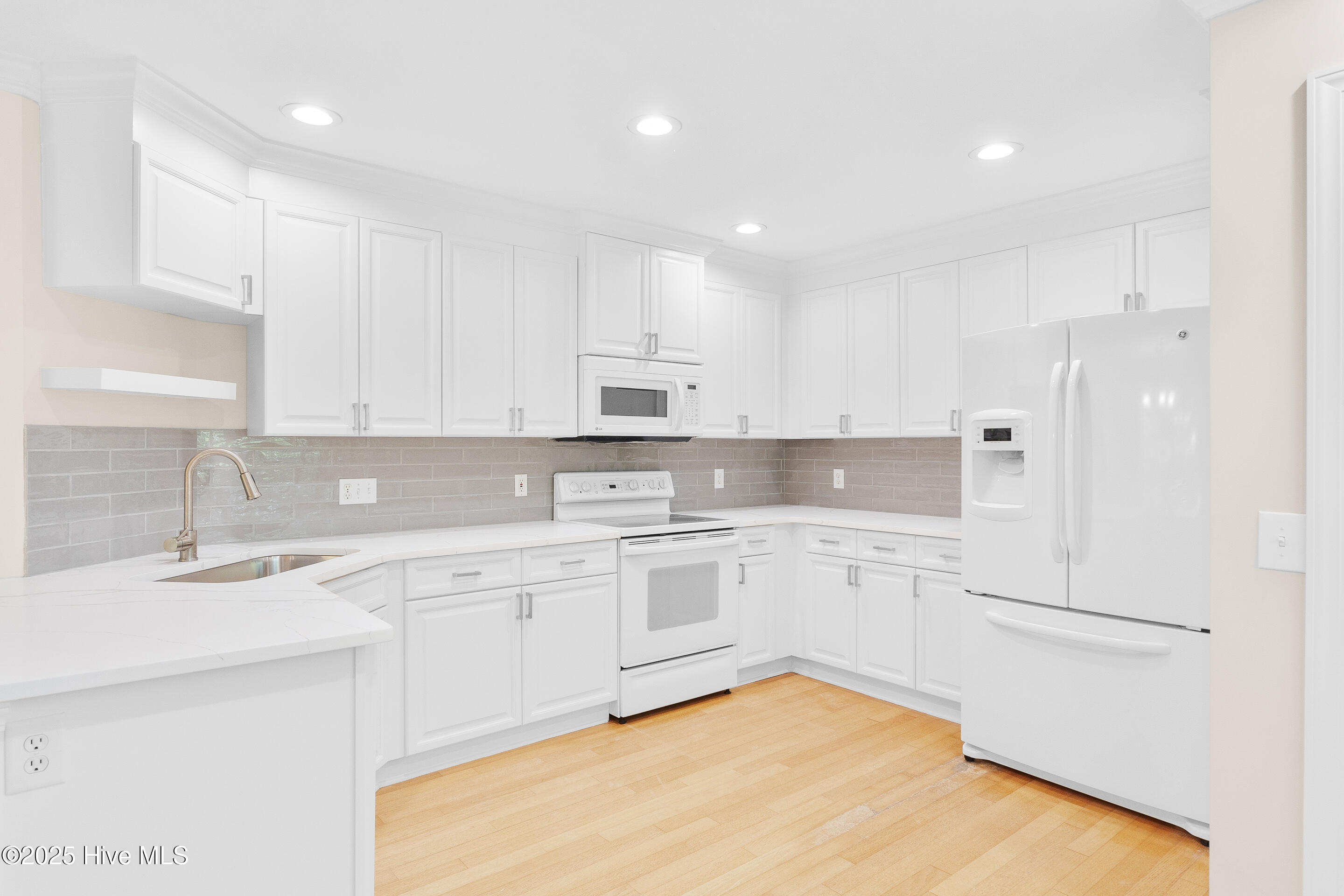 8200 Beddoes Drive