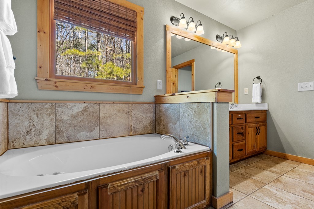 814 Eagle Mountain Drive W