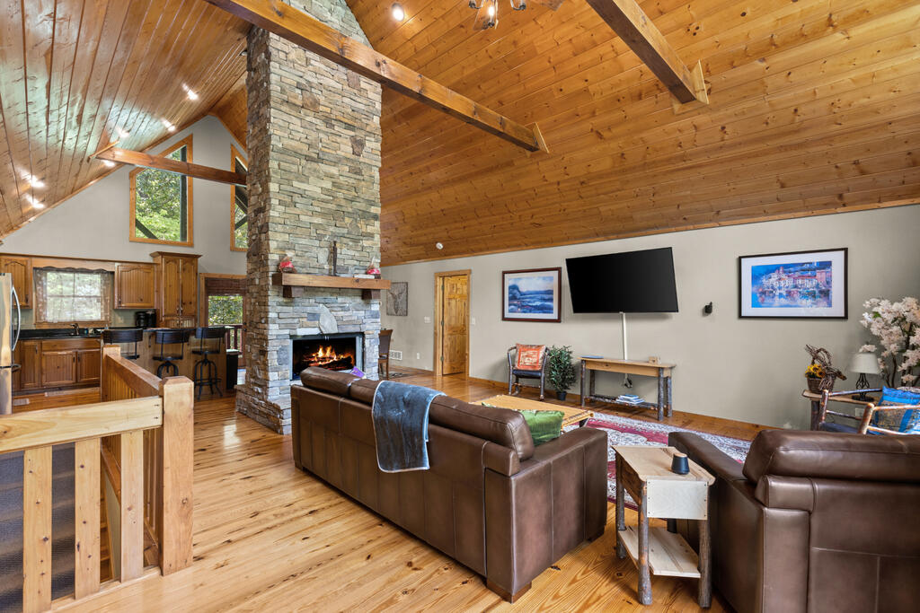 814 Eagle Mountain Drive W