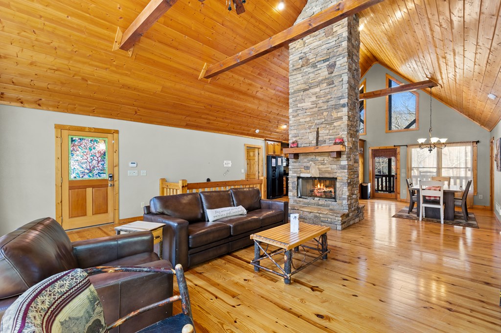 814 Eagle Mountain Drive W