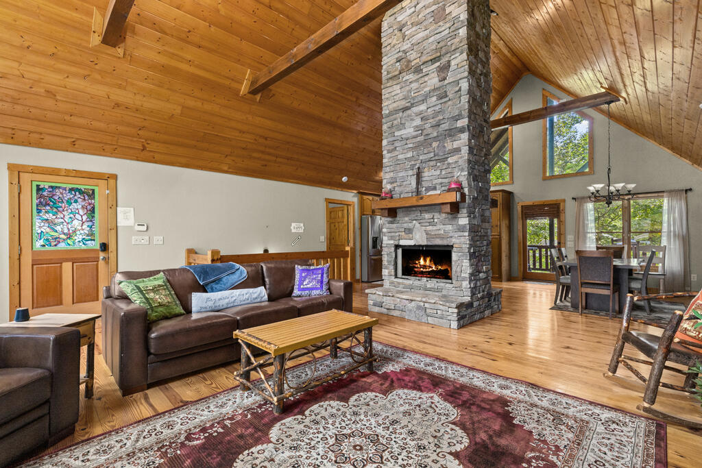 814 Eagle Mountain Drive W
