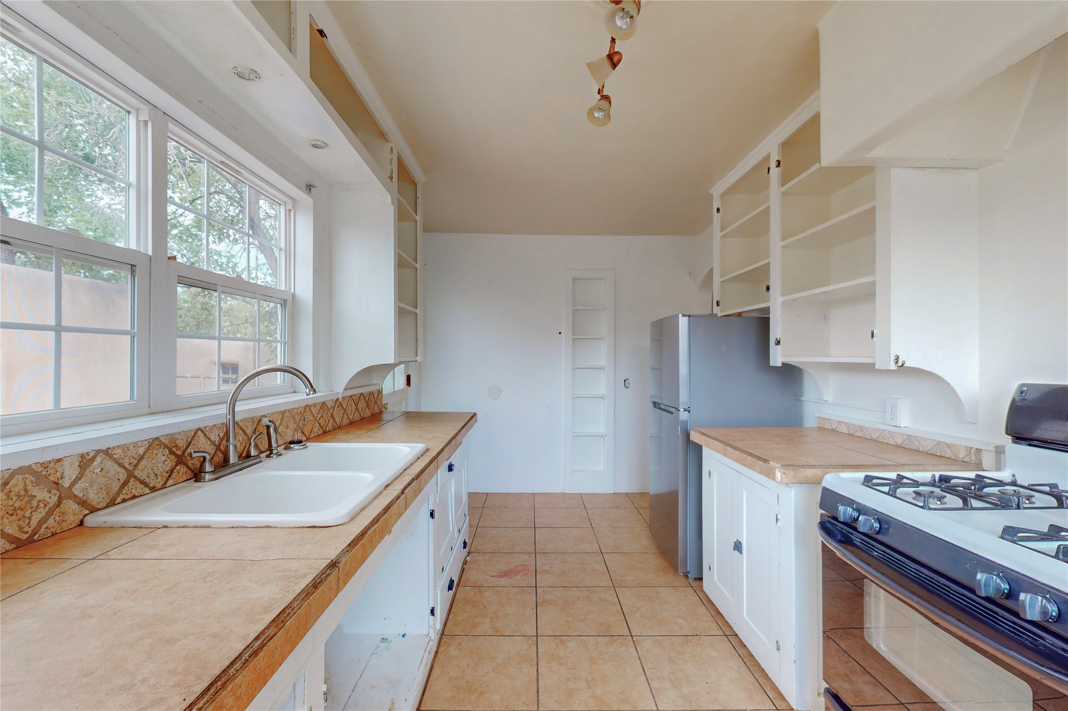 123 W Santa Fe Avenue