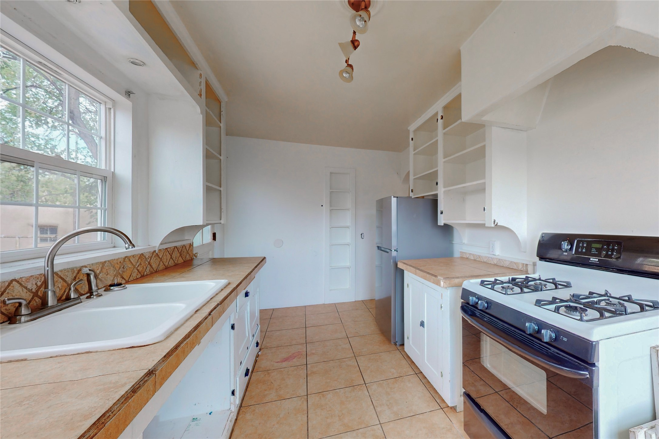 123 W Santa Fe Avenue