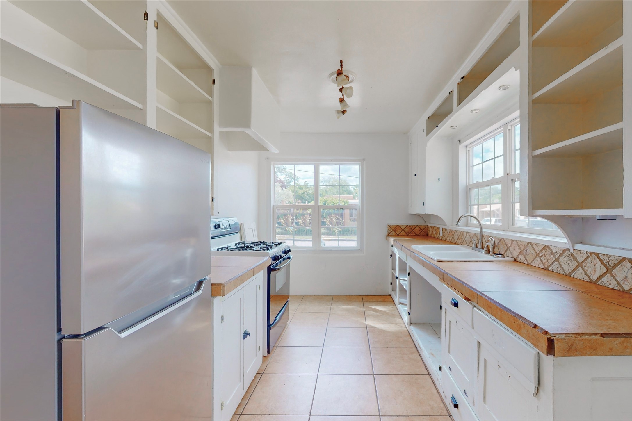 123 W Santa Fe Avenue