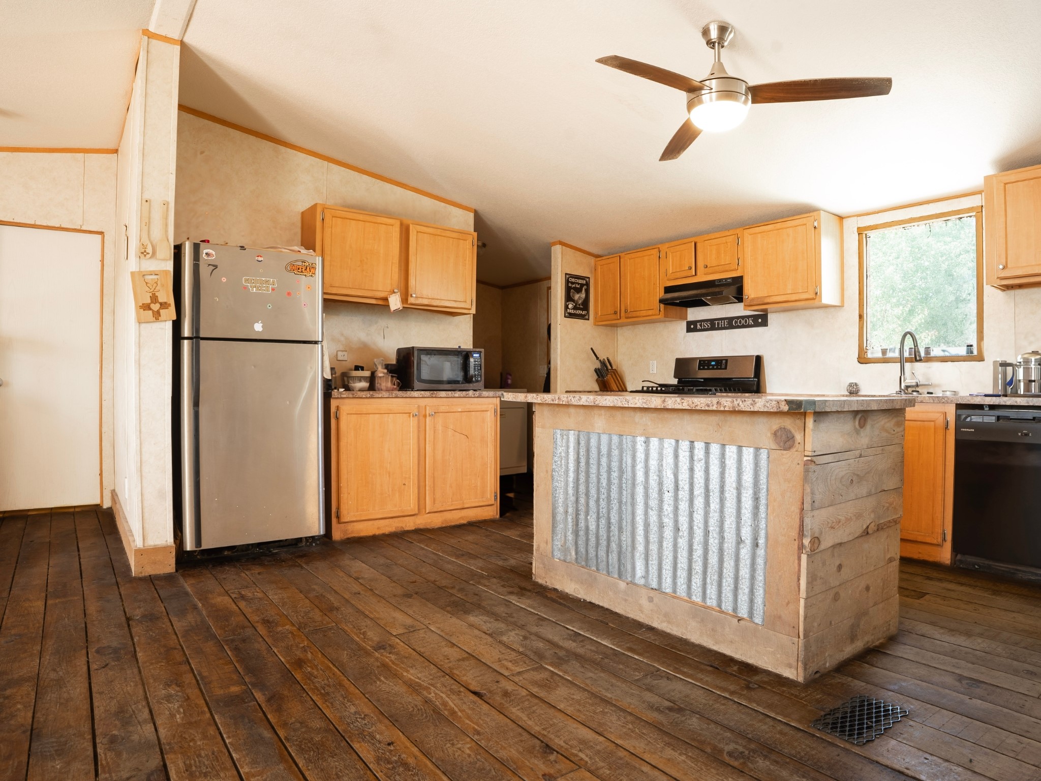 1023 Calle Flores