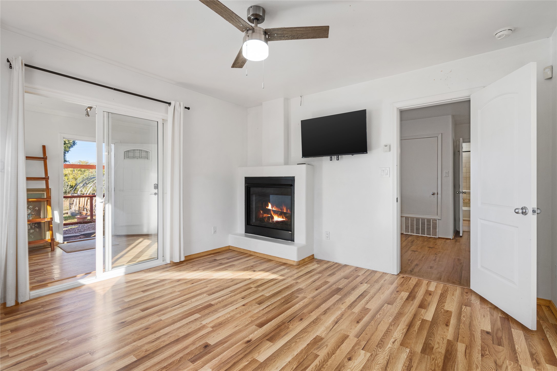 166 Frontage Rd 2116