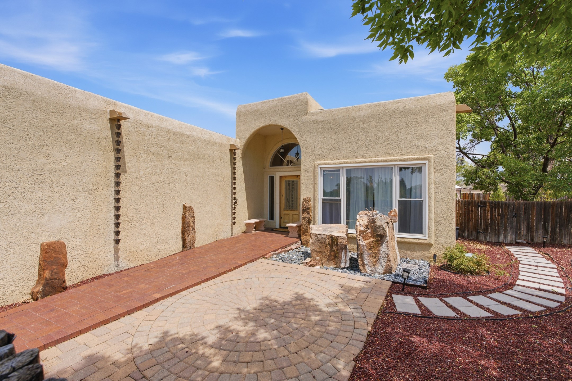 2701 La Silla Dorada