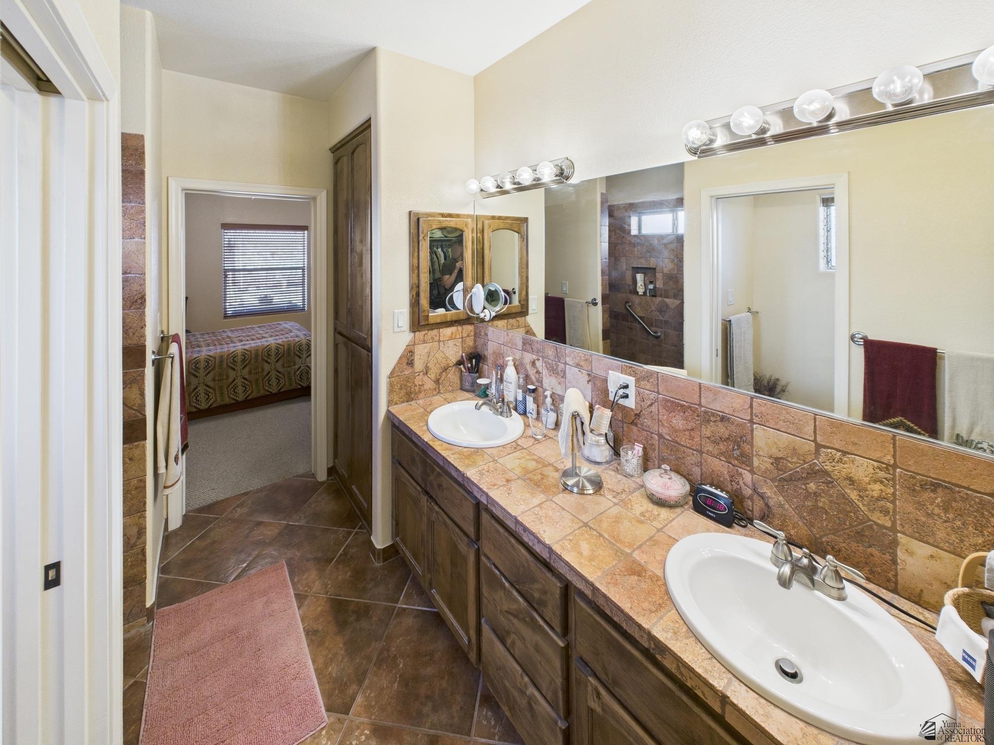14340 E 49 Ln