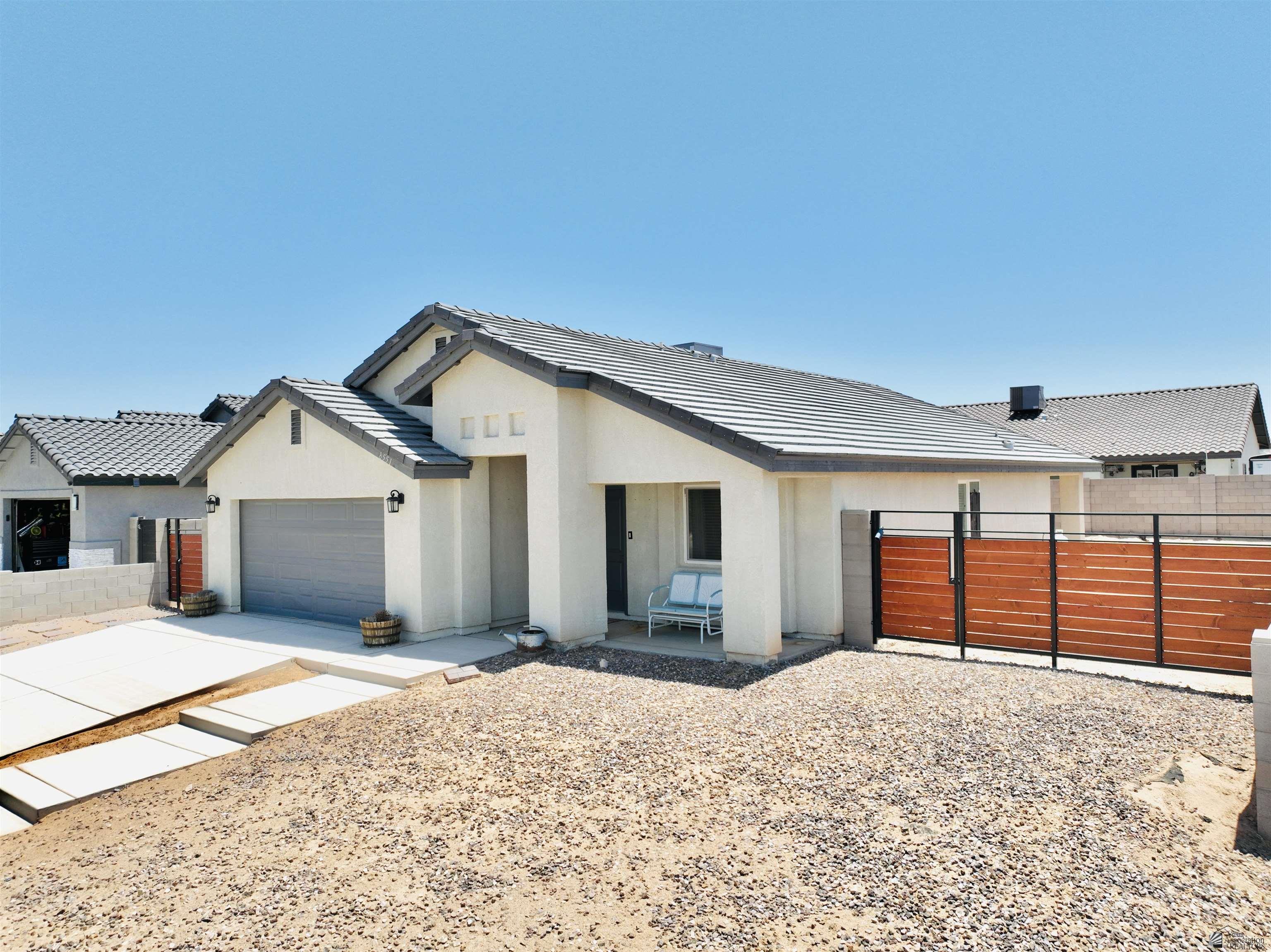 8551 E 41 St