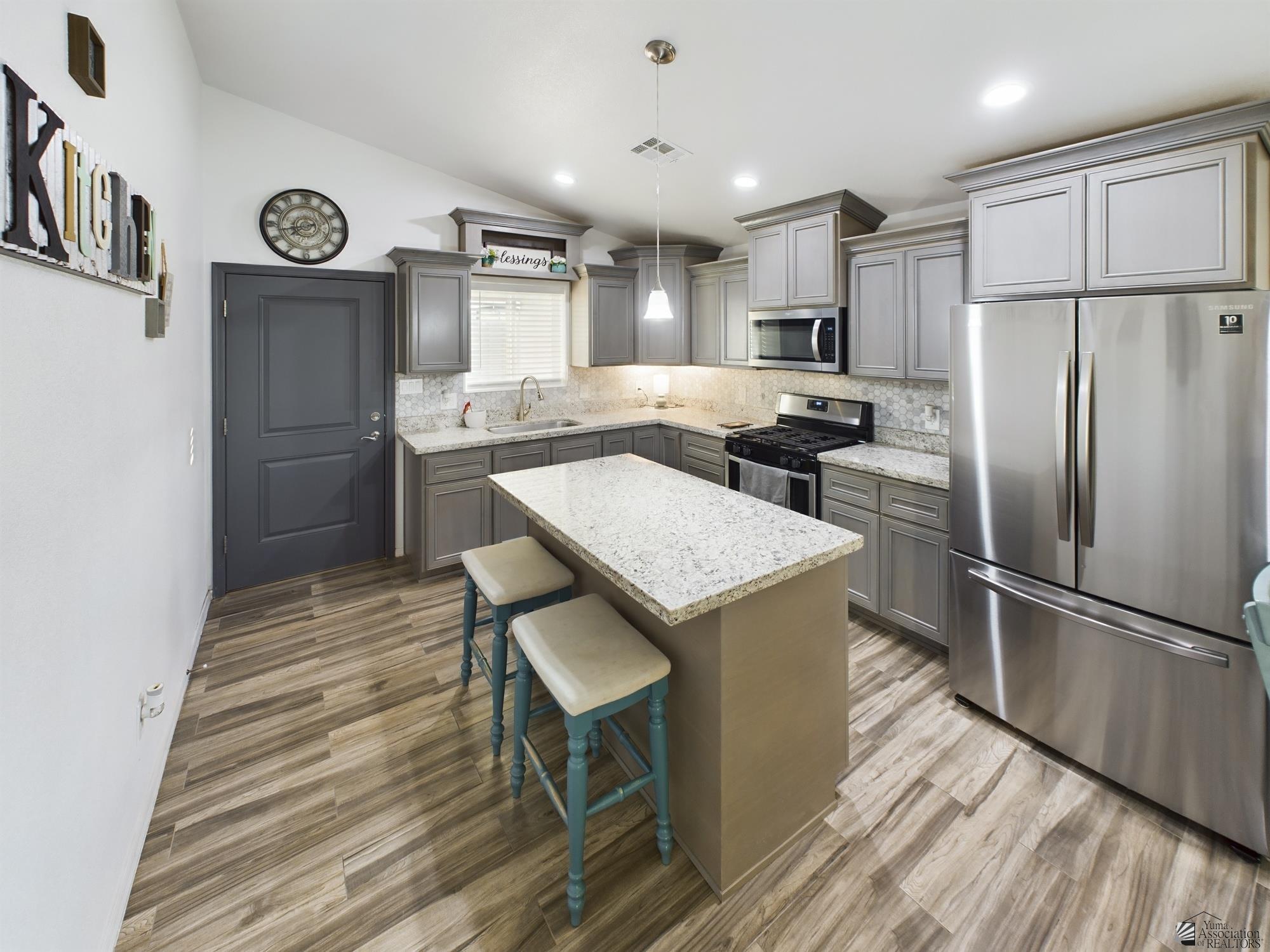 8551 E 41 St