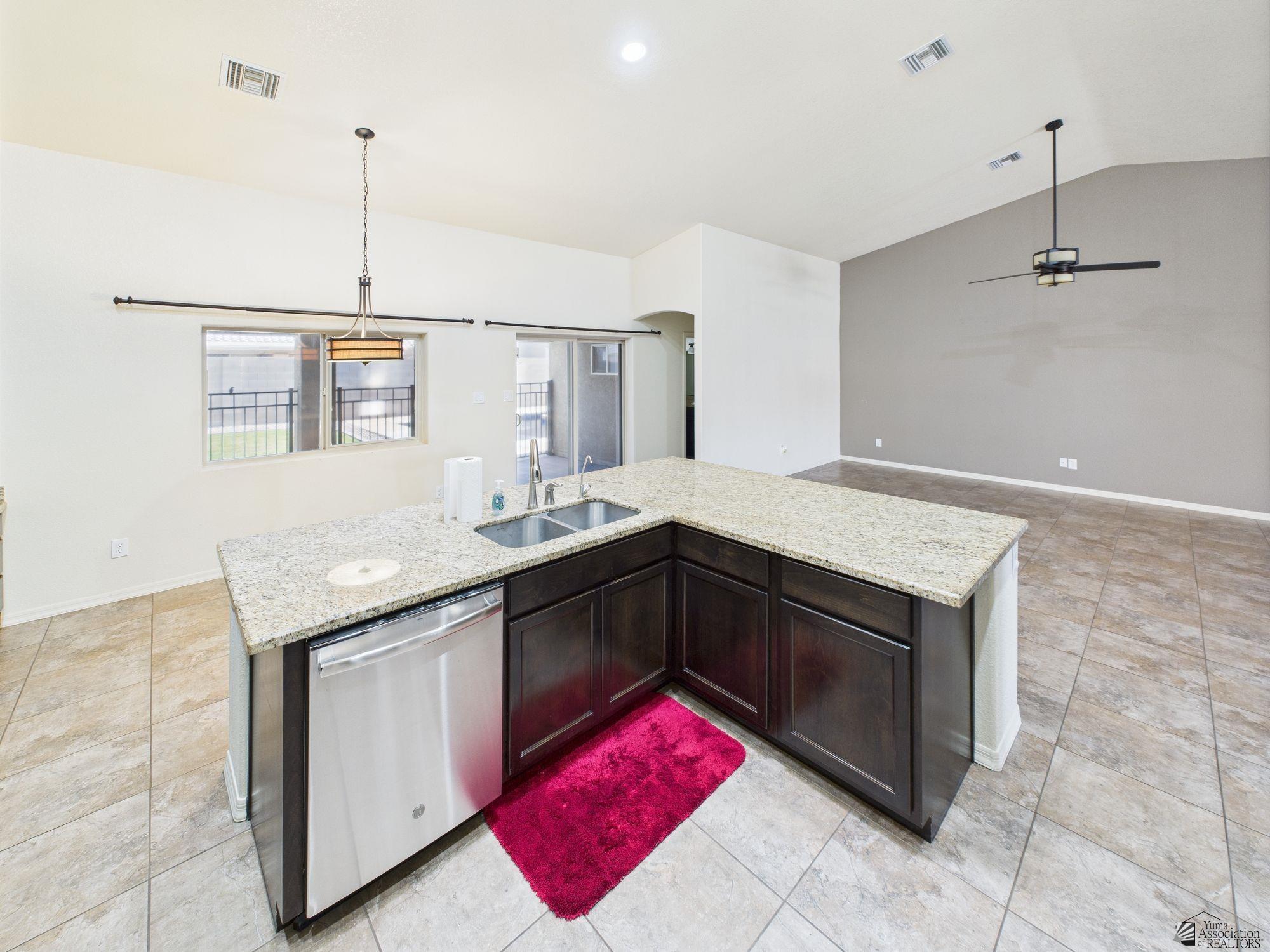 5936 E 39 St