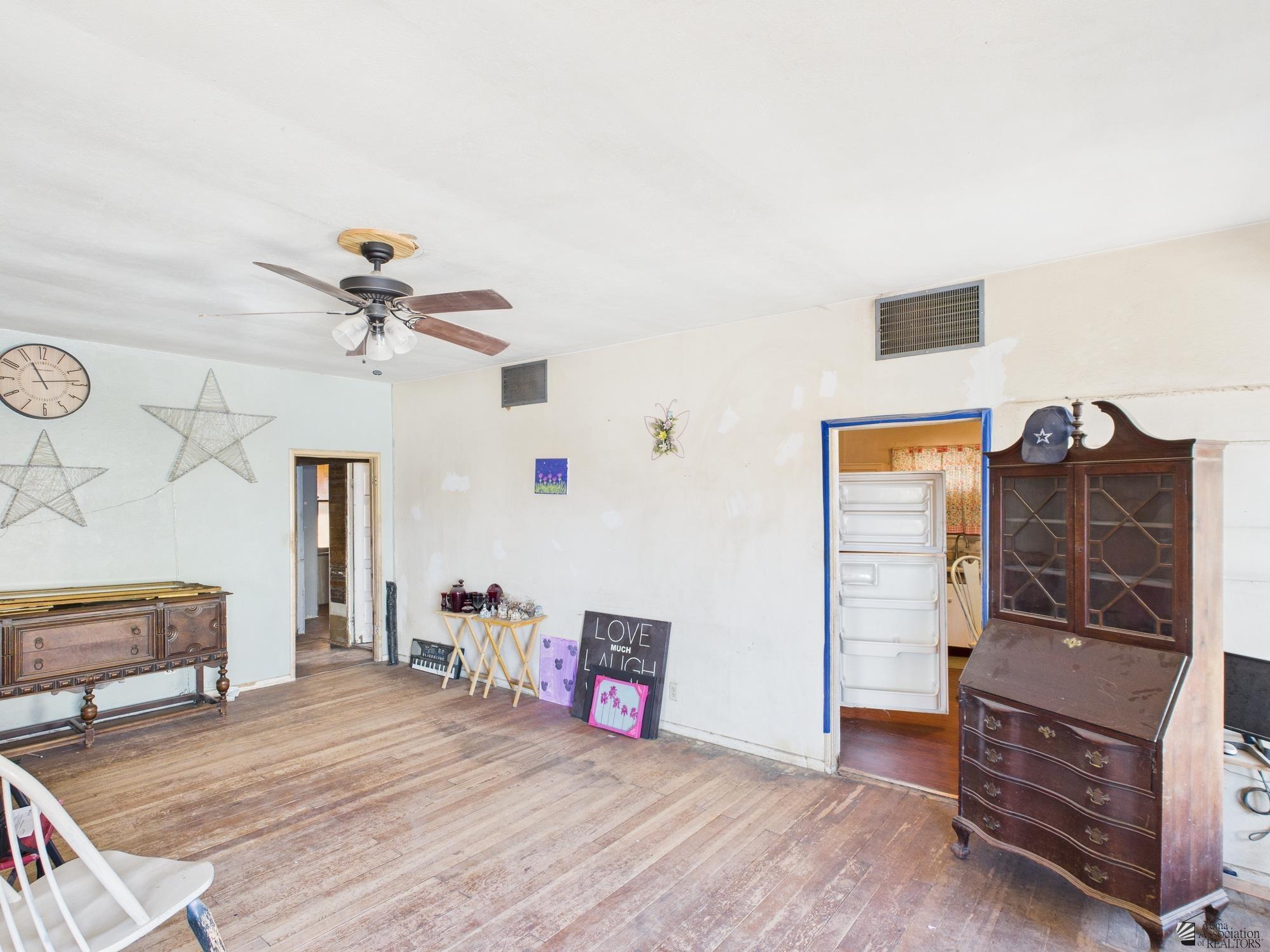 884 S 6 Ave
