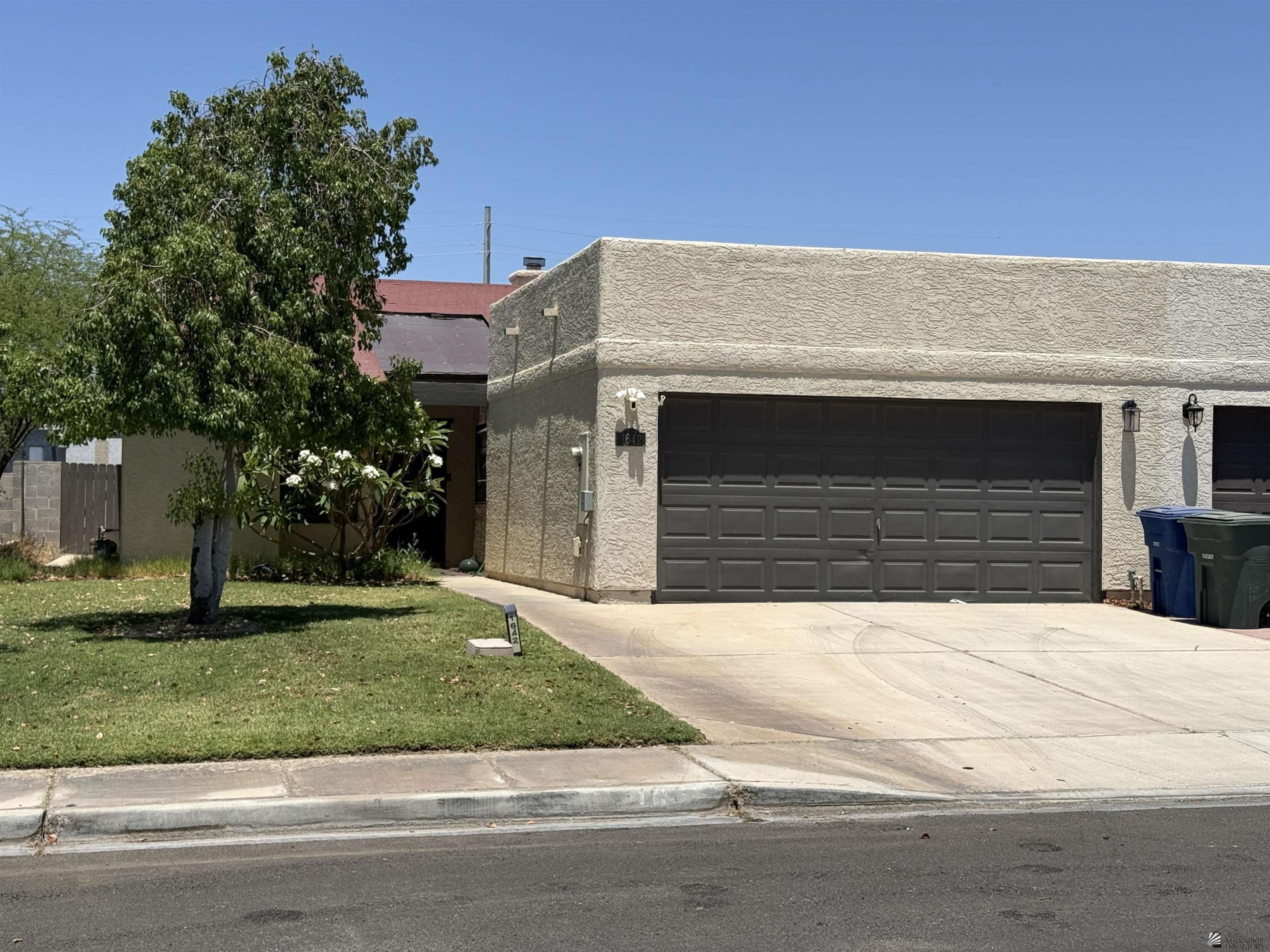 1642 W 12 Ln