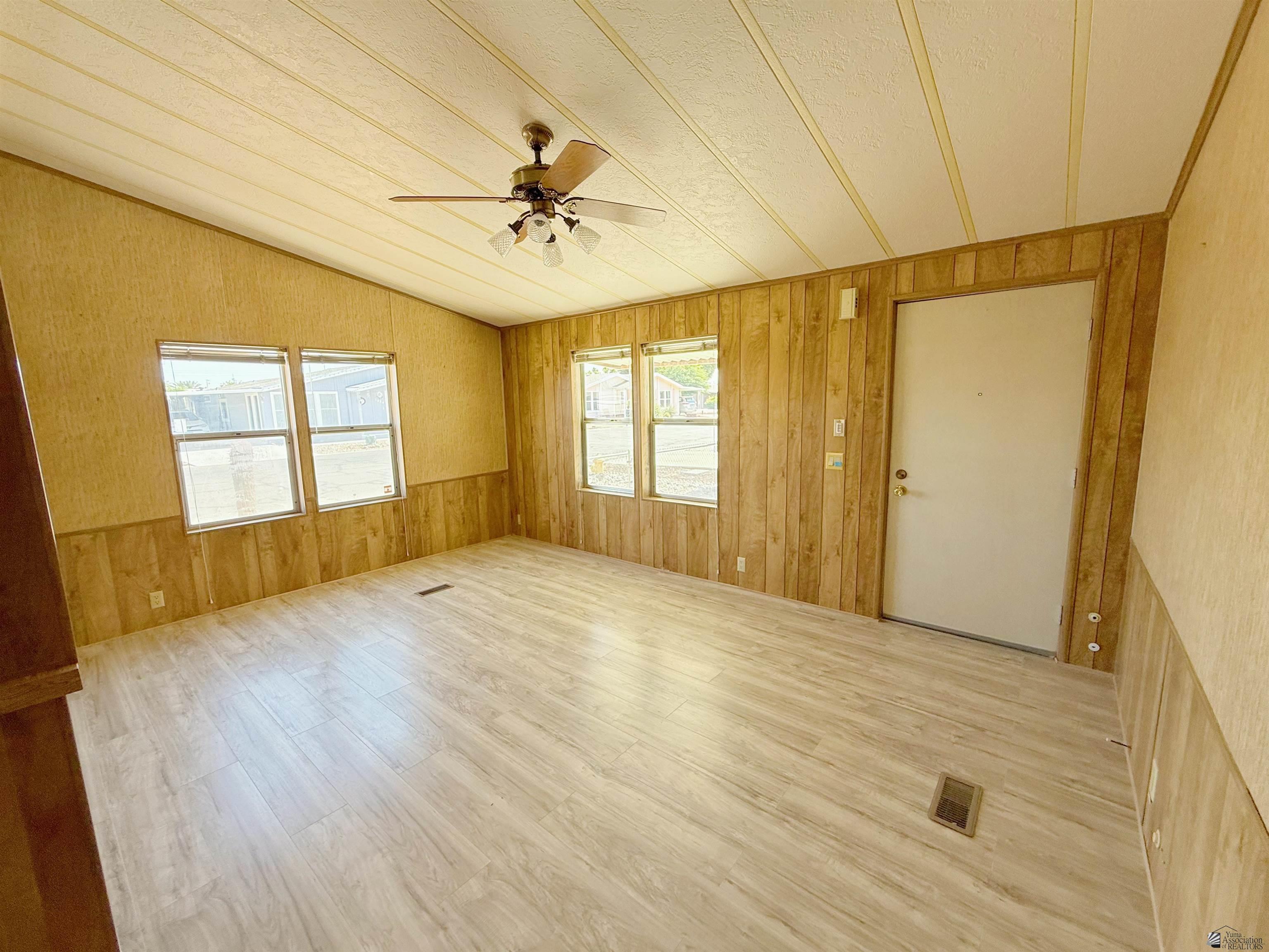 1433 W Mia Ln