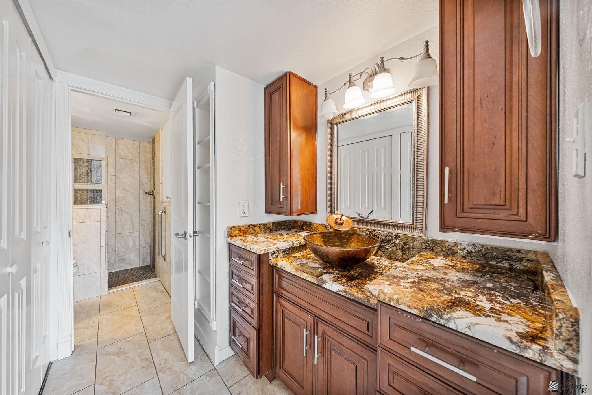 1642 W 12 Ln