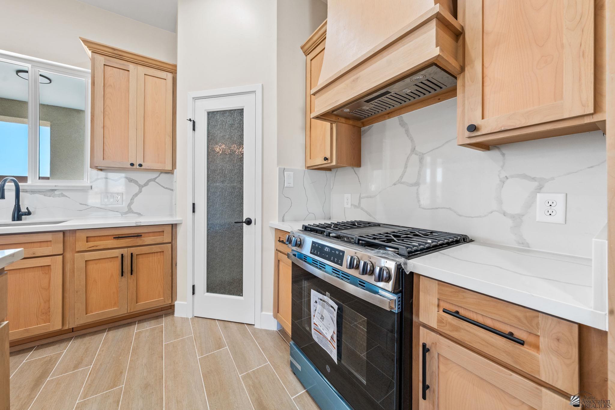 11247 E 42 St