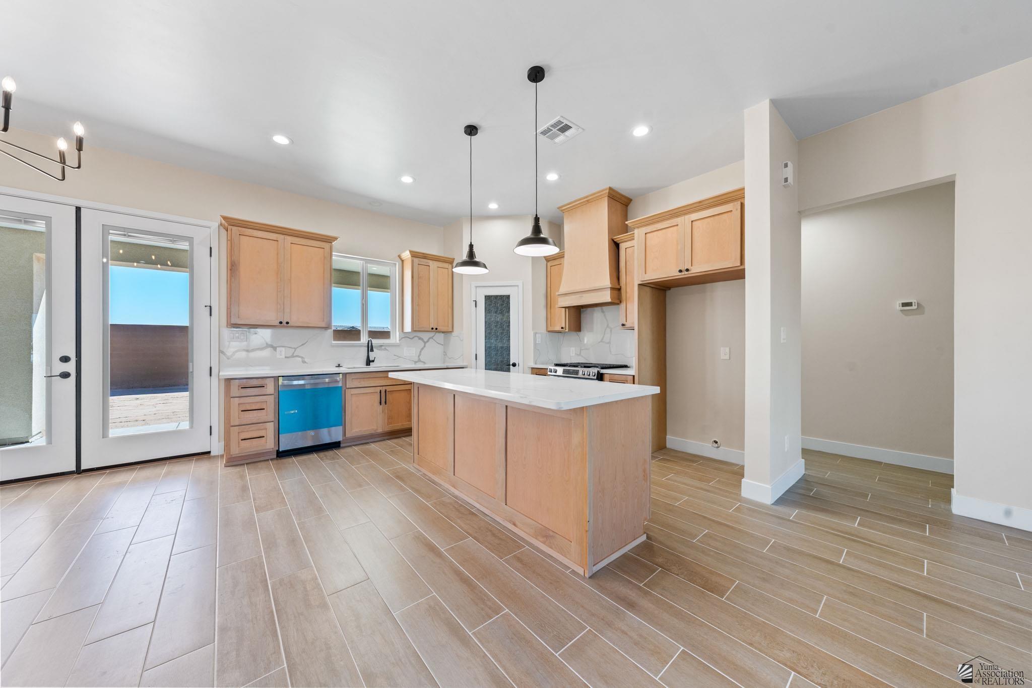 11247 E 42 St