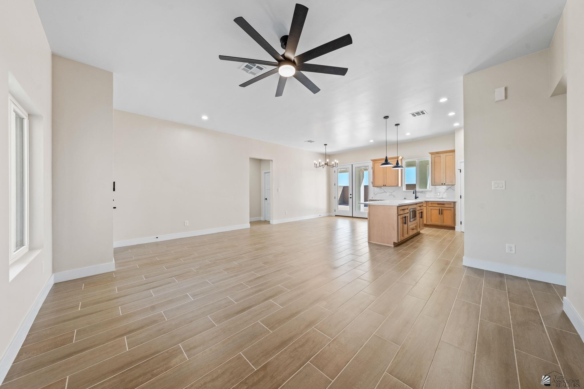 11247 E 42 St