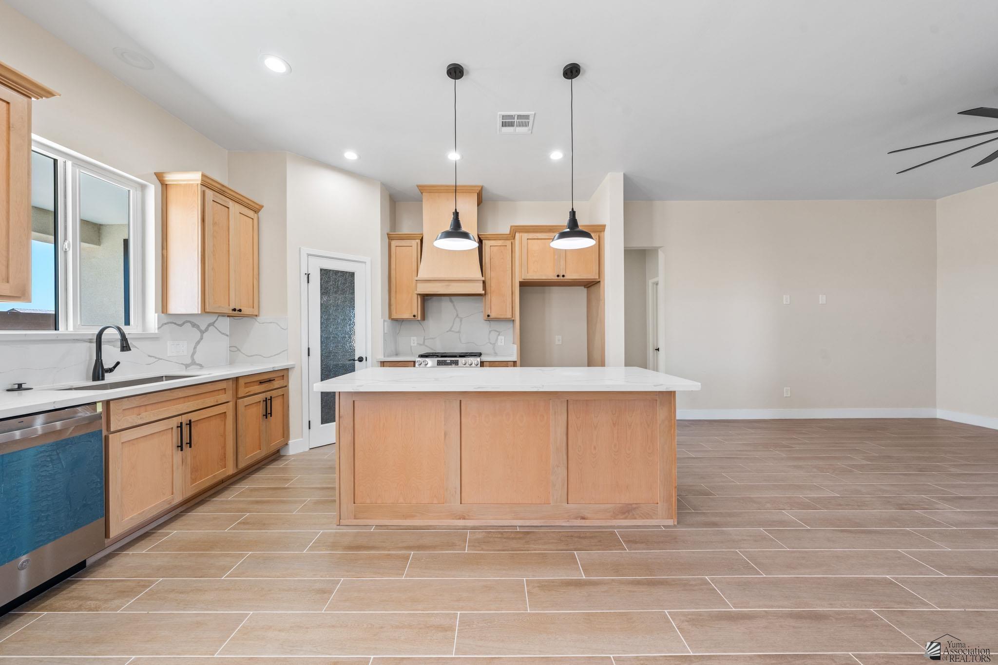 11247 E 42 St