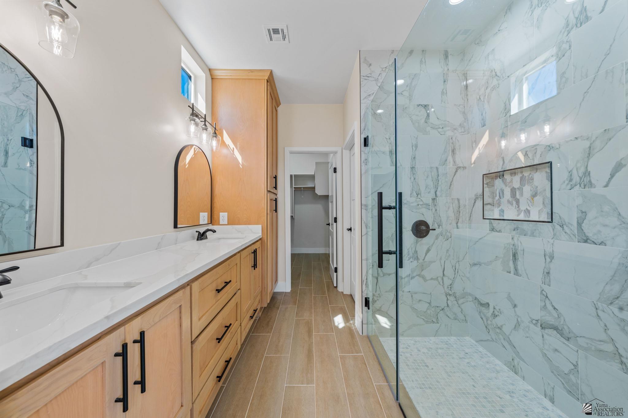11247 E 42 St
