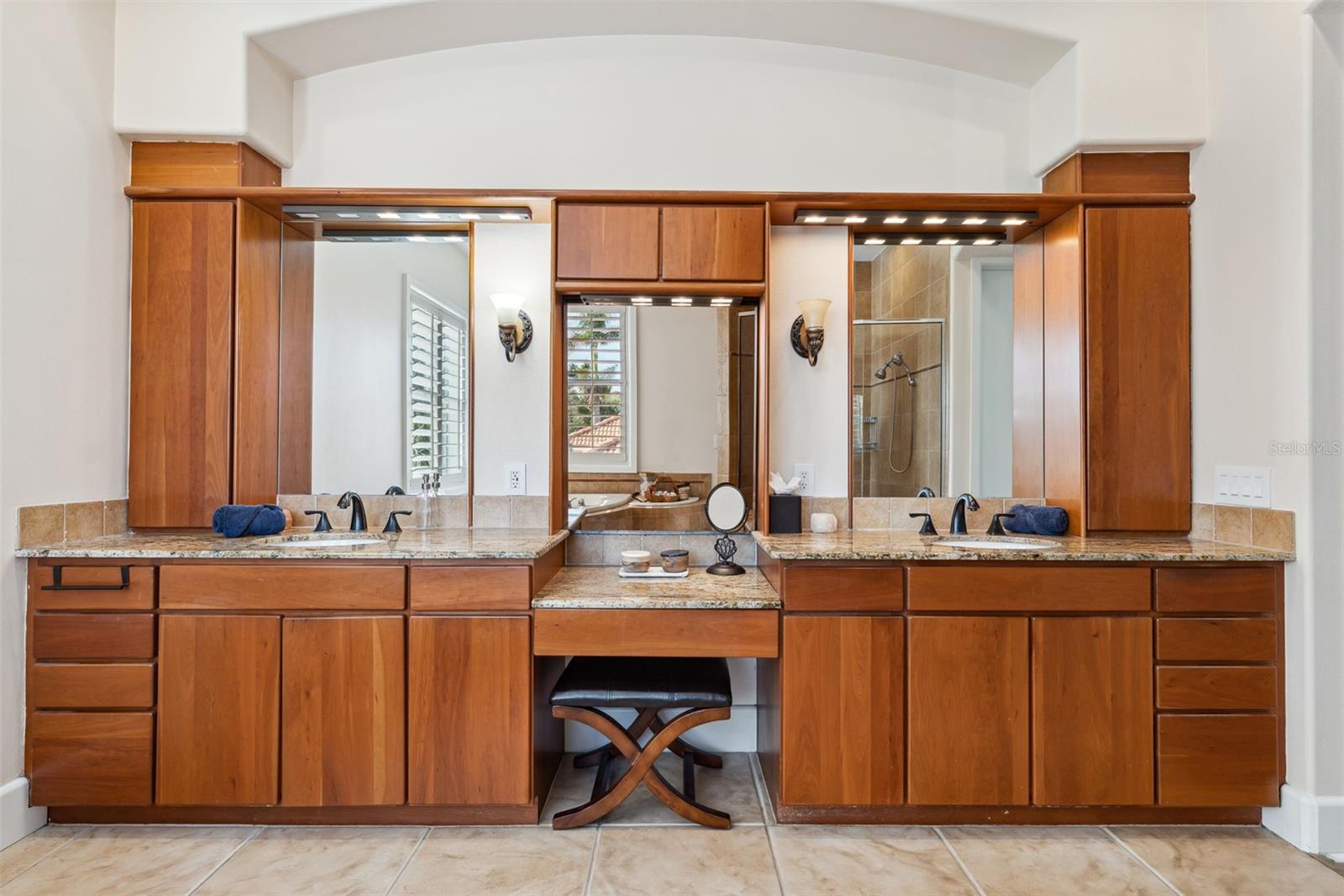 6015 KIPPS COLONY DR E