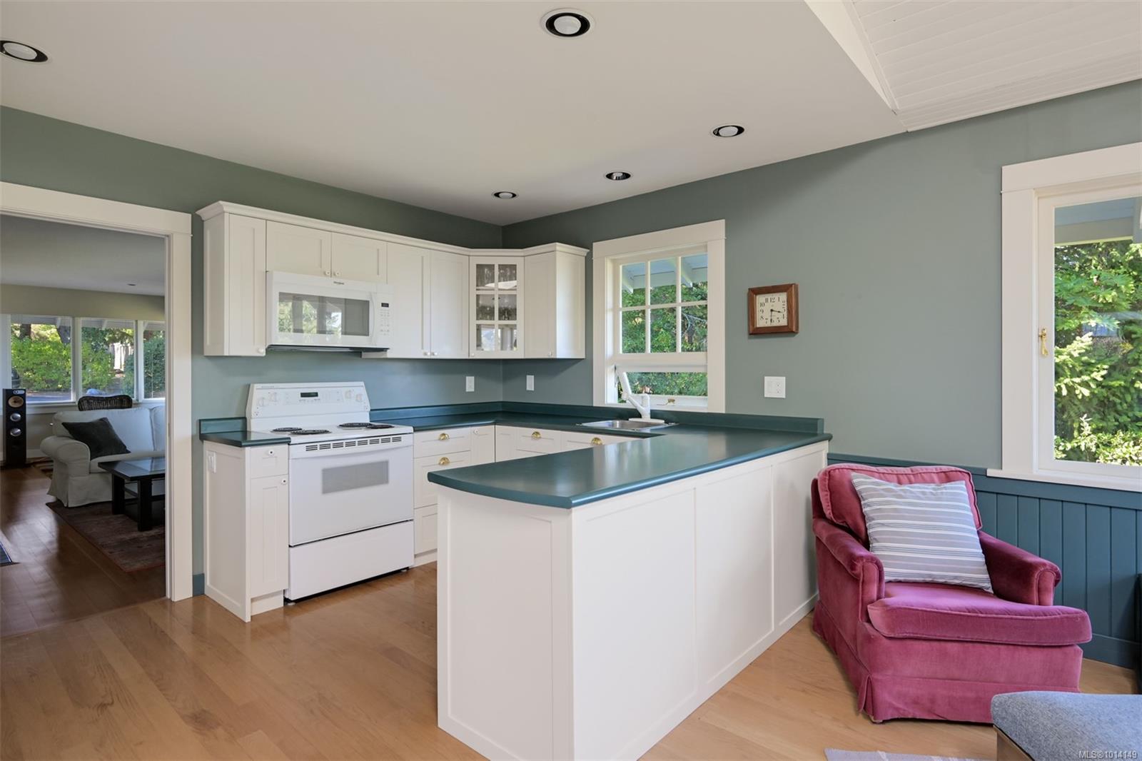 8645 East Saanich Rd