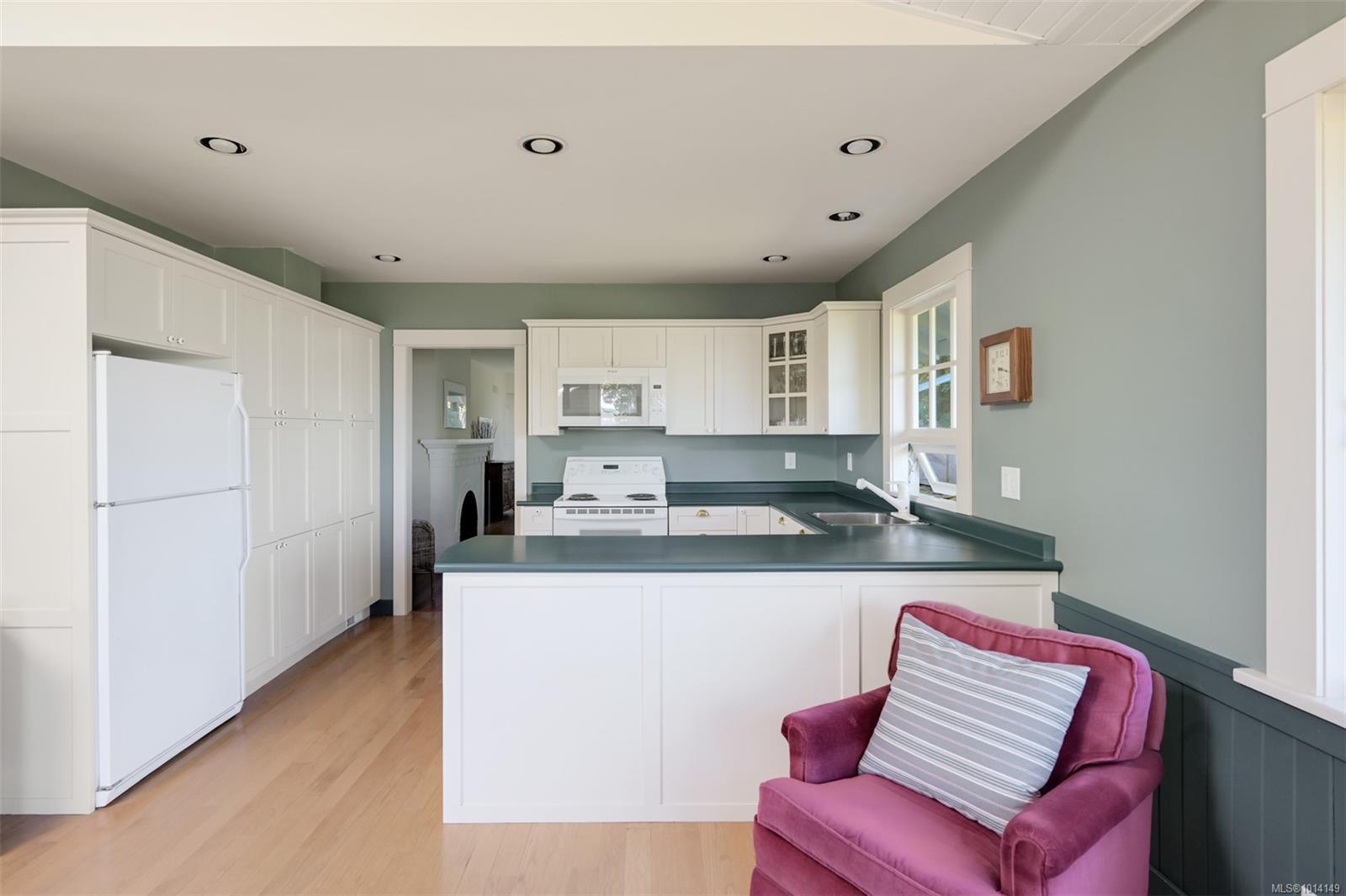 8645 East Saanich Rd