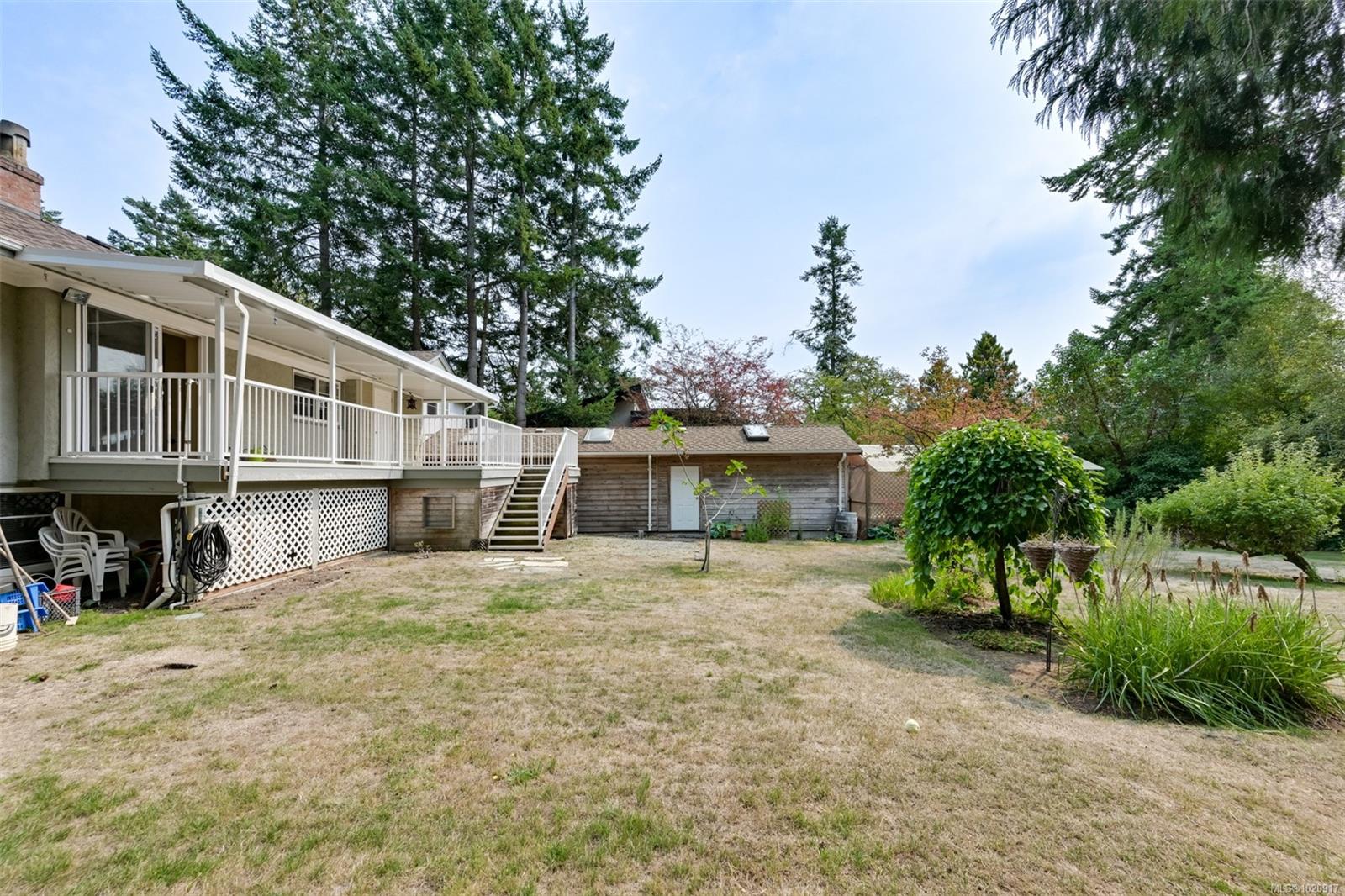 2587 MacDonald Dr W