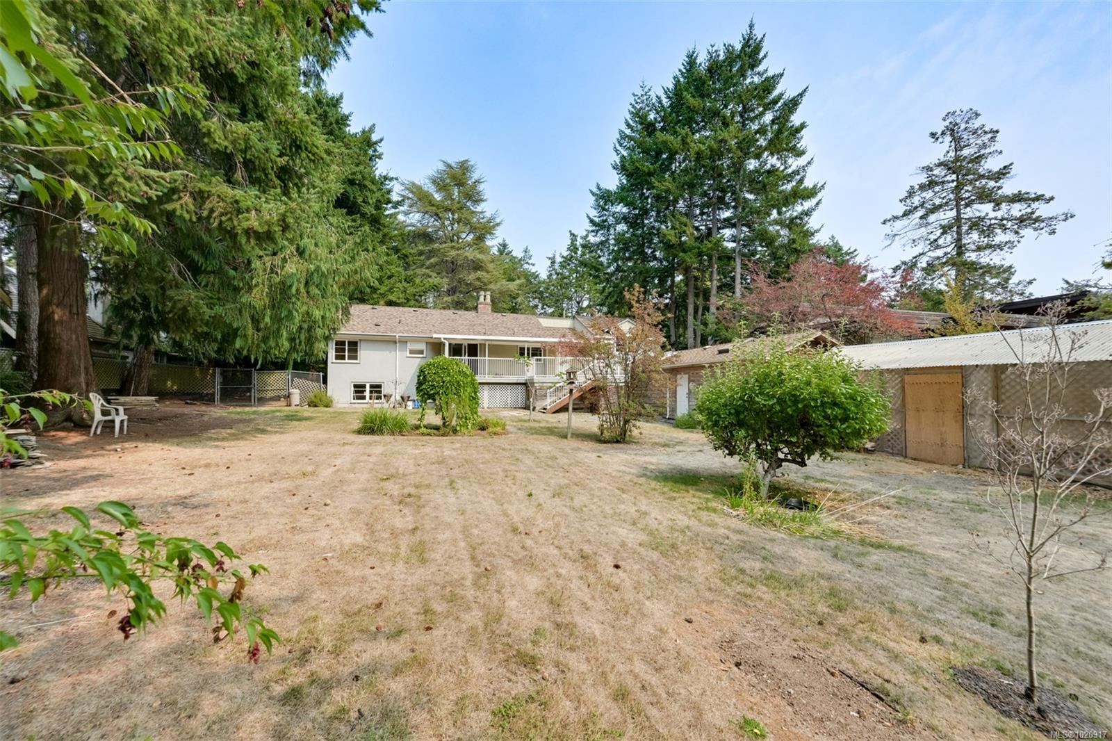 2587 MacDonald Dr W