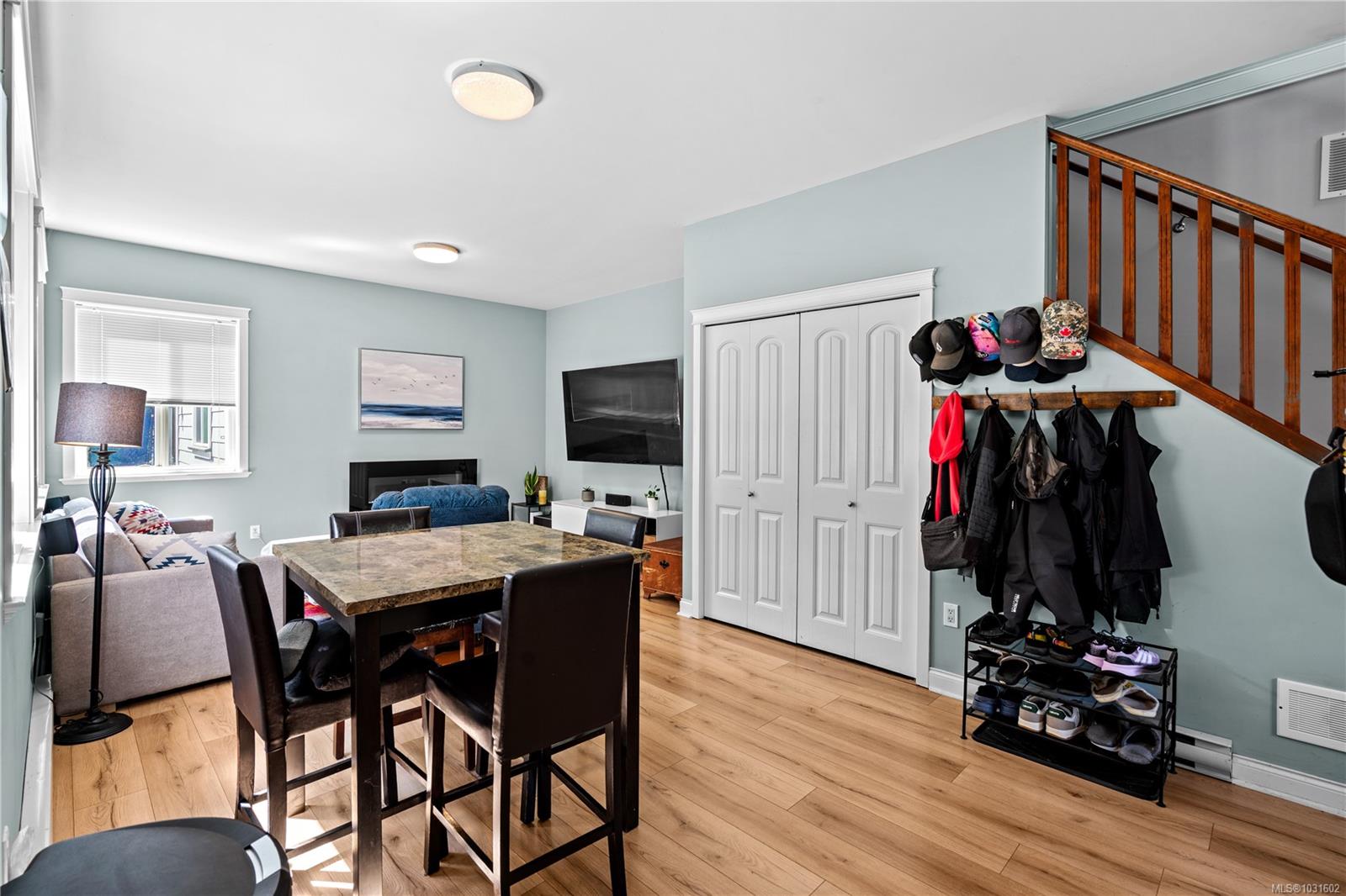 2798 Lakeshore Pl