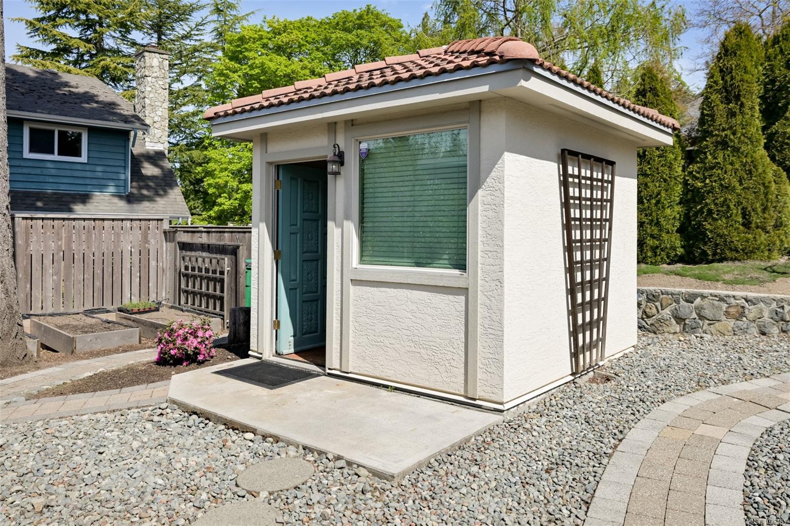 2770 Arbutus Rd