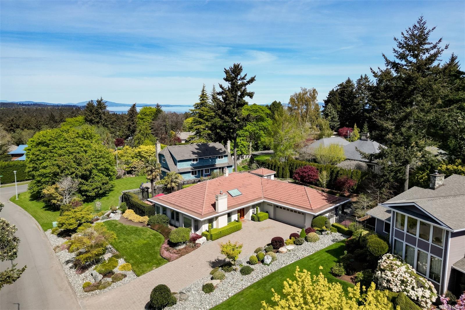 2770 Arbutus Rd