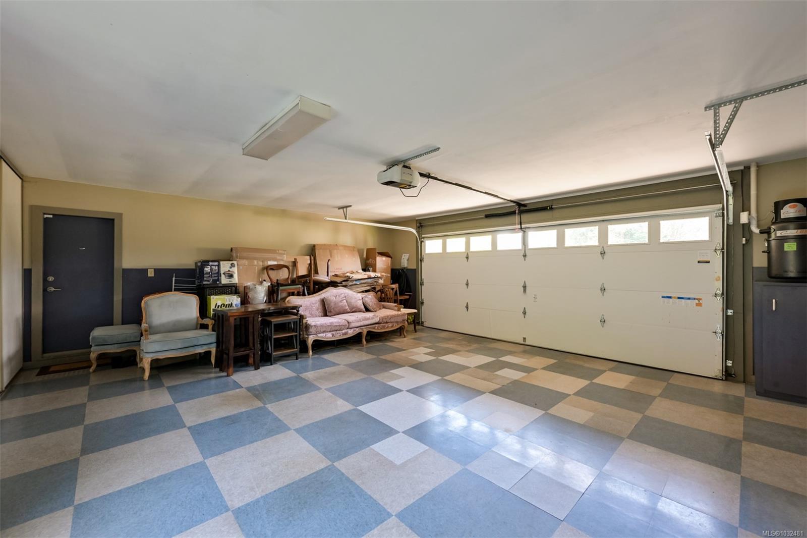 2770 Arbutus Rd