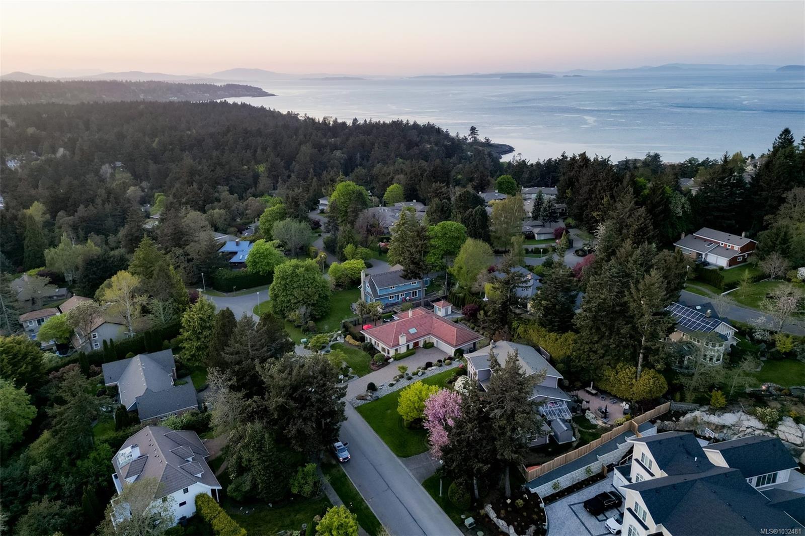 2770 Arbutus Rd